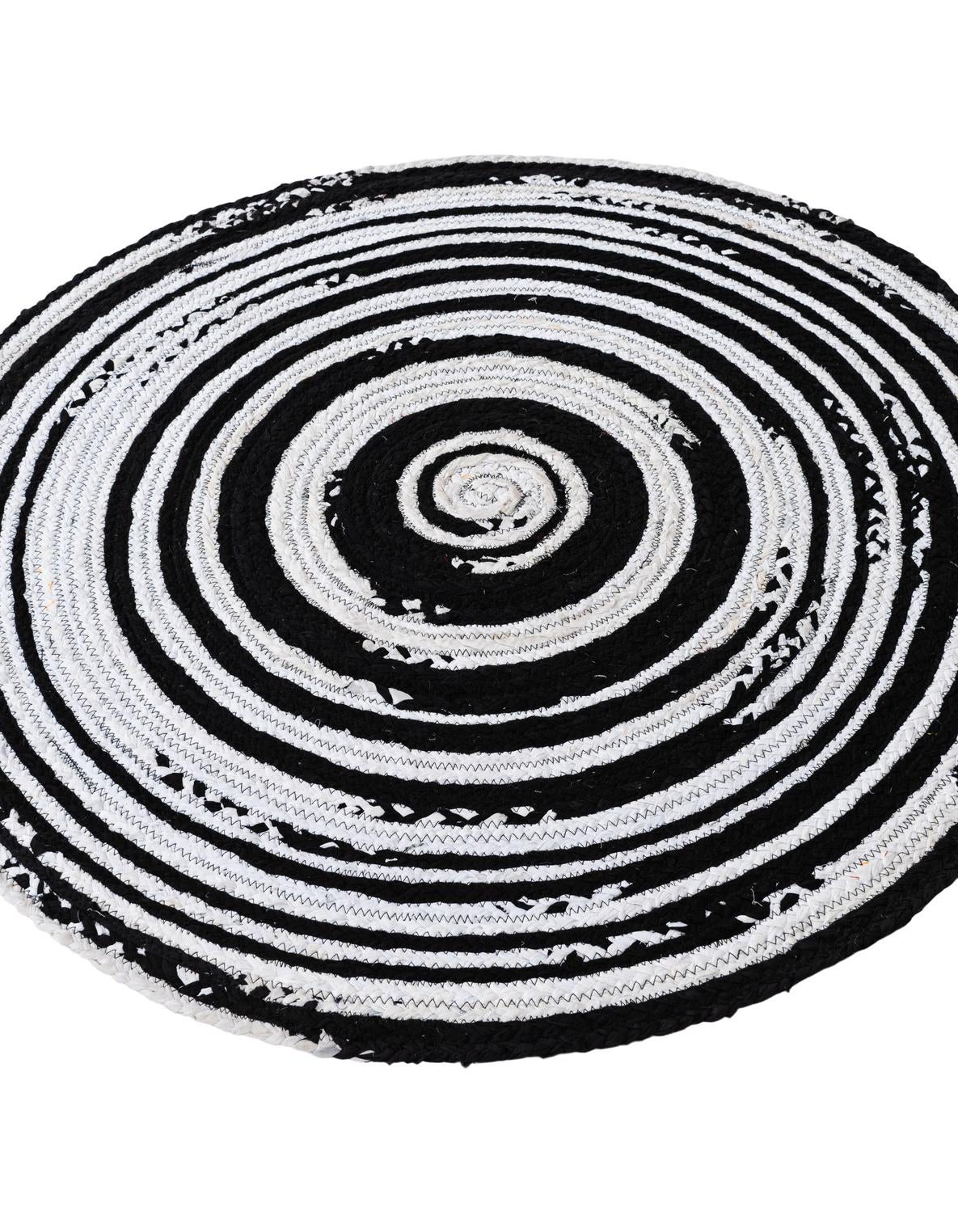 Rund Handgeflochten Teppich Chindi Cotton in Schwarz und Weiss von Hadorn™ - Lifestyle Image