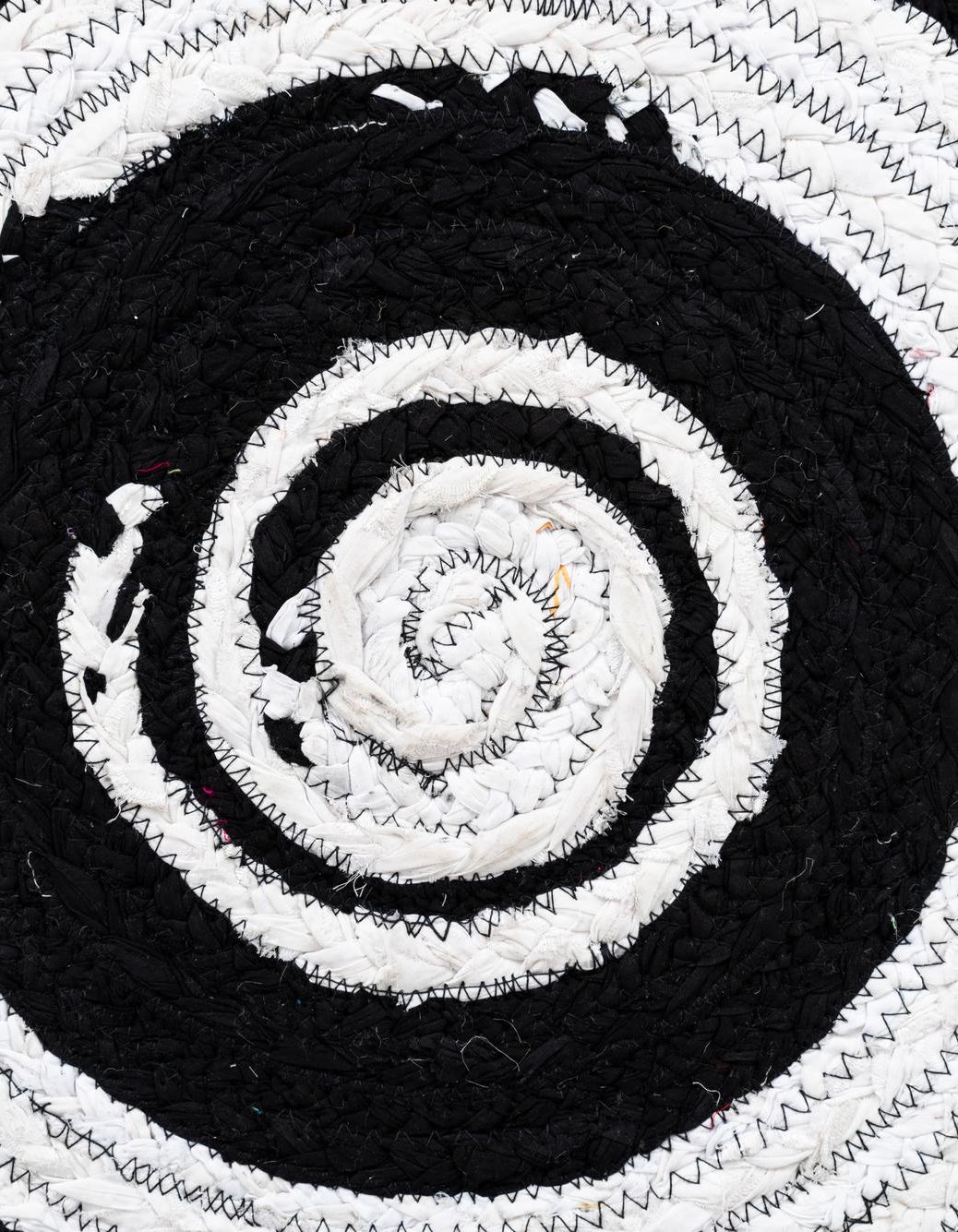 Rund Handgeflochten Teppich Chindi Cotton in Schwarz und Weiss von Hadorn™ - Lifestyle Image