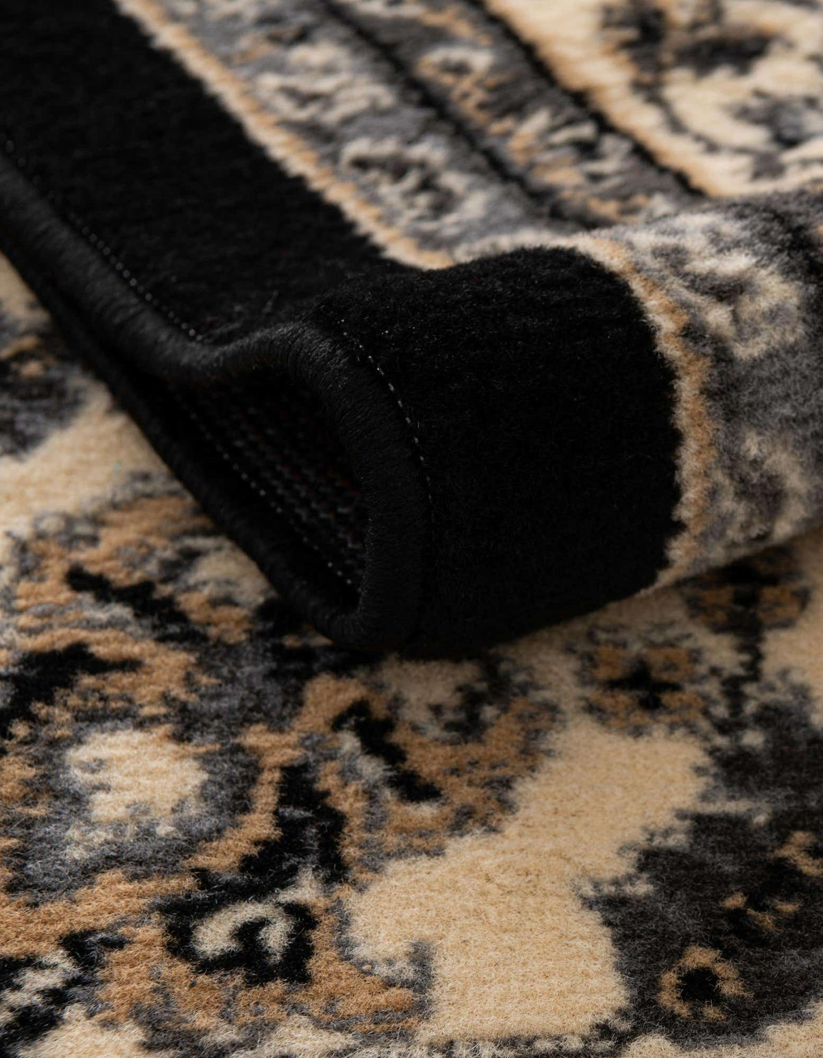 Läufer Teppich Kashan Design in Schwarz von Hadorn™ - Lifestyle Image
