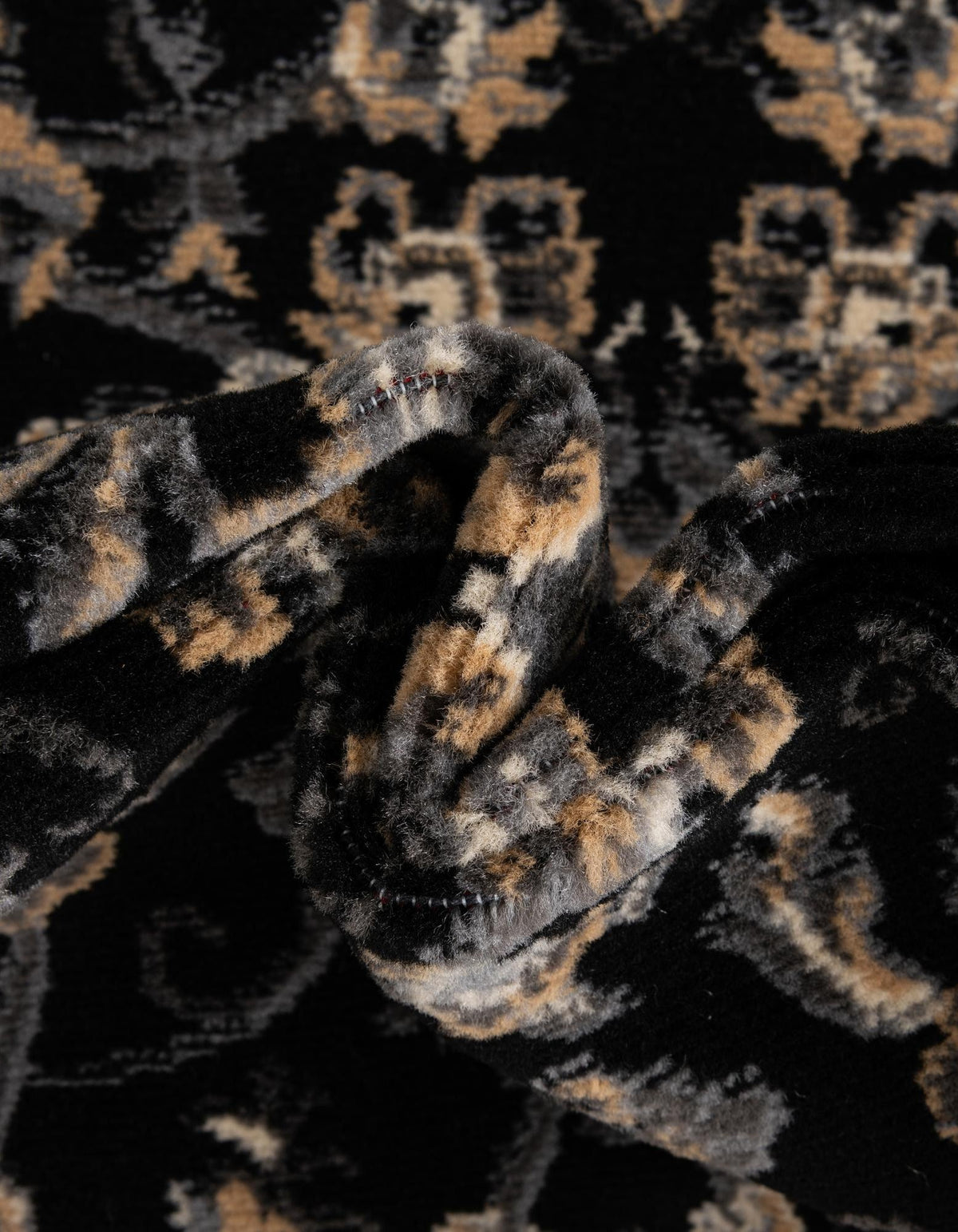 Läufer Teppich Kashan Design in Schwarz von Hadorn™ - Lifestyle Image
