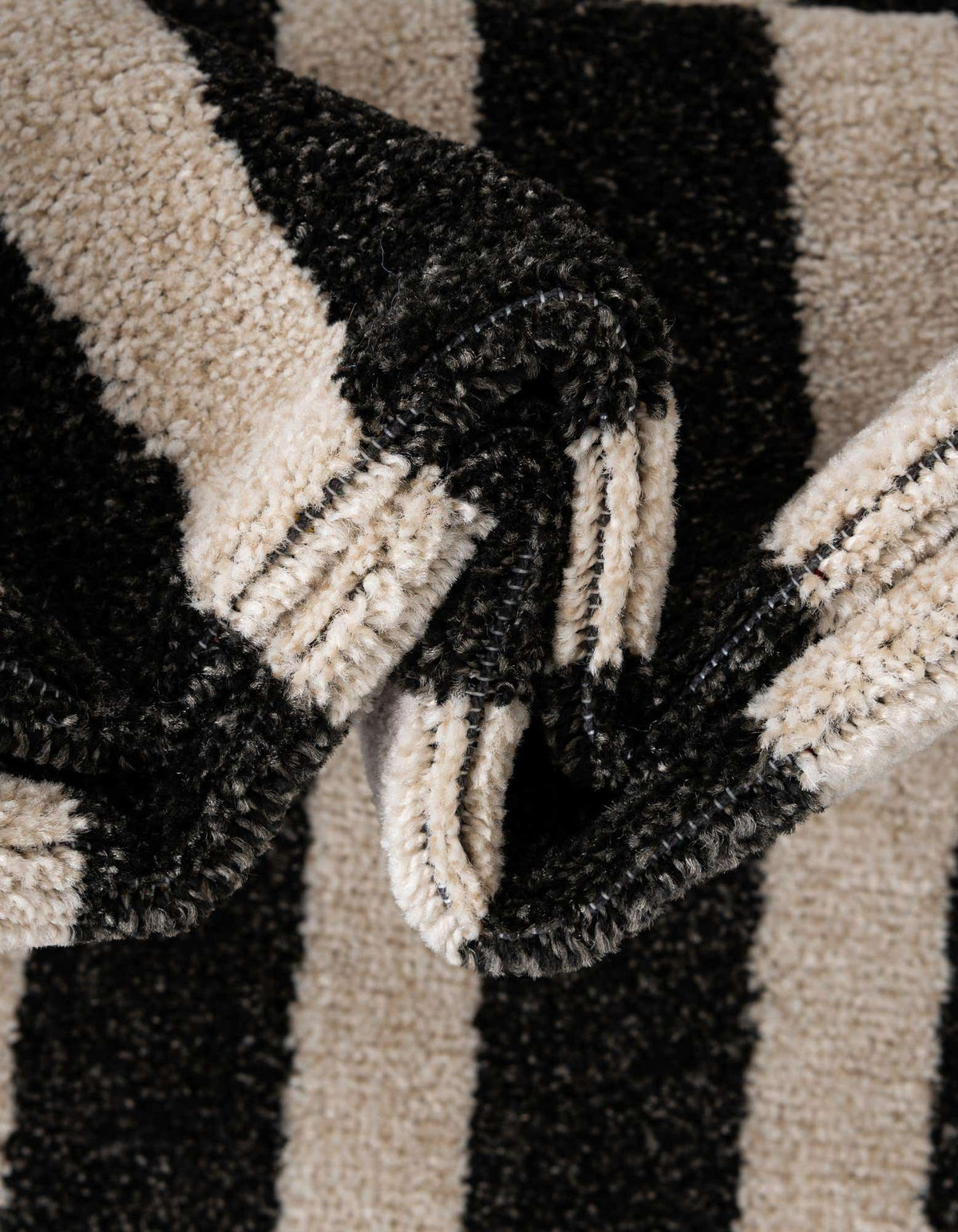 Rechteck Teppich Greek Key in Schwarz von Hadorn™ - Lifestyle Image