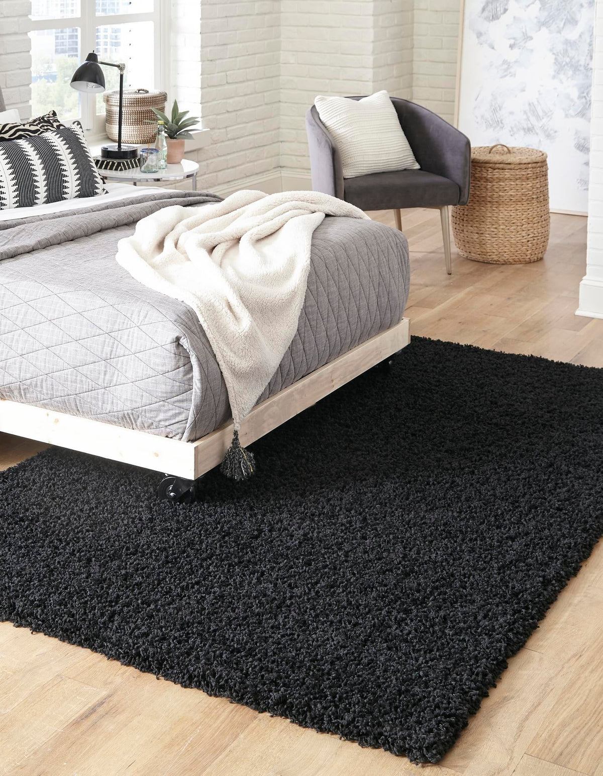 Rechteck Hochflorteppich Solid Shag in Schwarz von Hadorn™ - Lifestyle Image