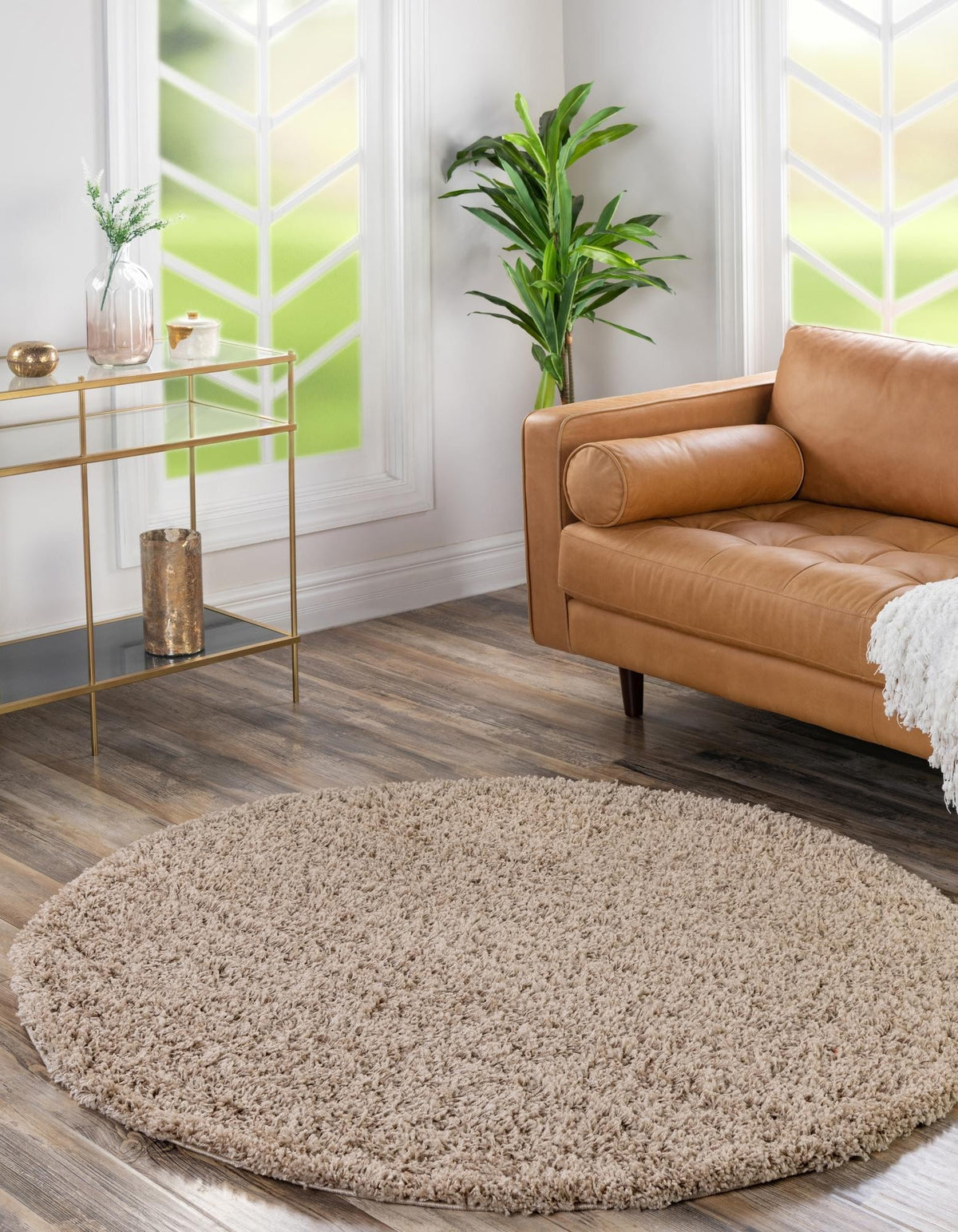 Rund Hochflorteppich Solid Shag in Dunkelgrau von Hadorn™ - Lifestyle Image