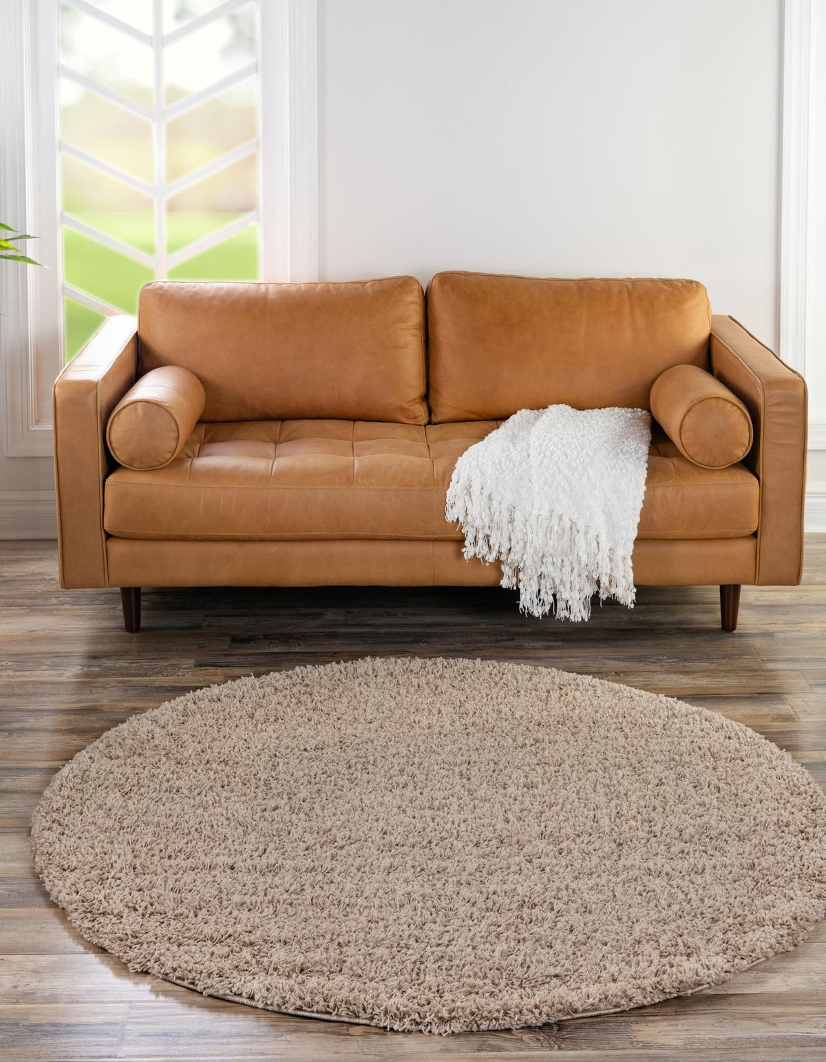 Rund Hochflorteppich Solid Shag in Dunkelgrau von Hadorn™ - Lifestyle Image