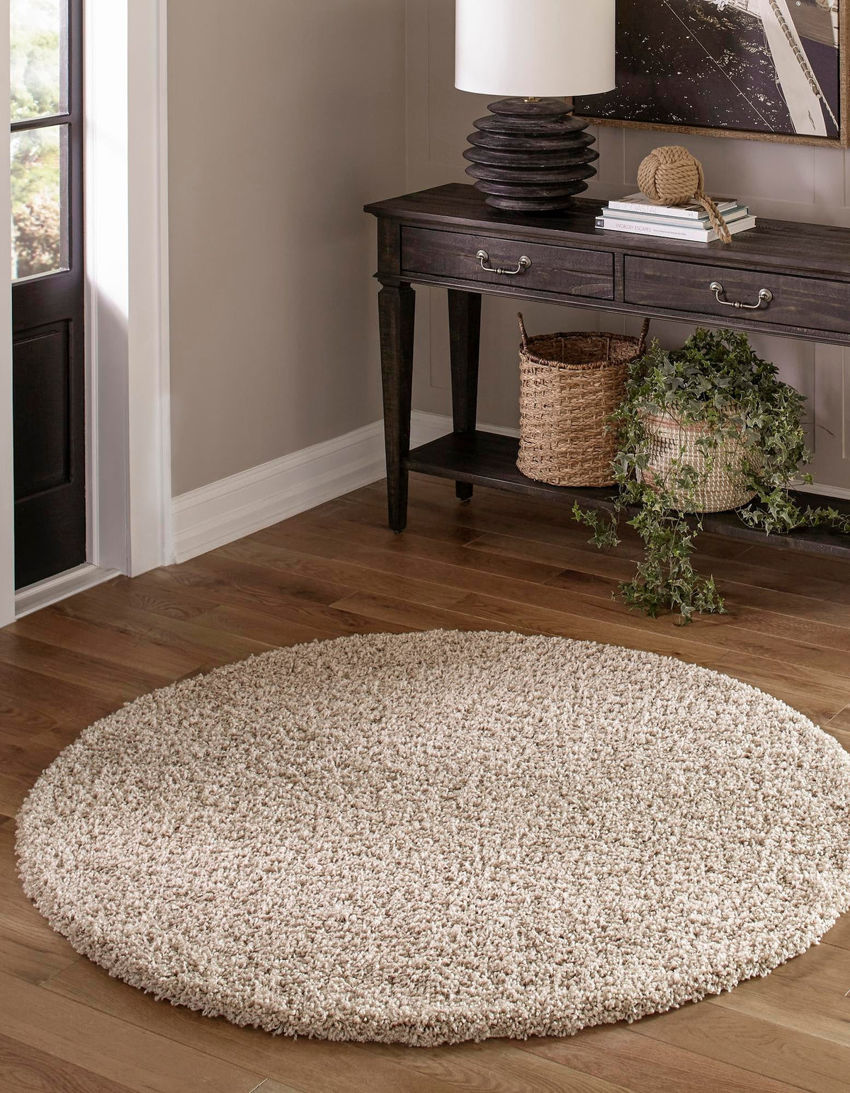 Rund Hochflorteppich Solid Shag in Dunkelgrau von Hadorn™ - Lifestyle Image