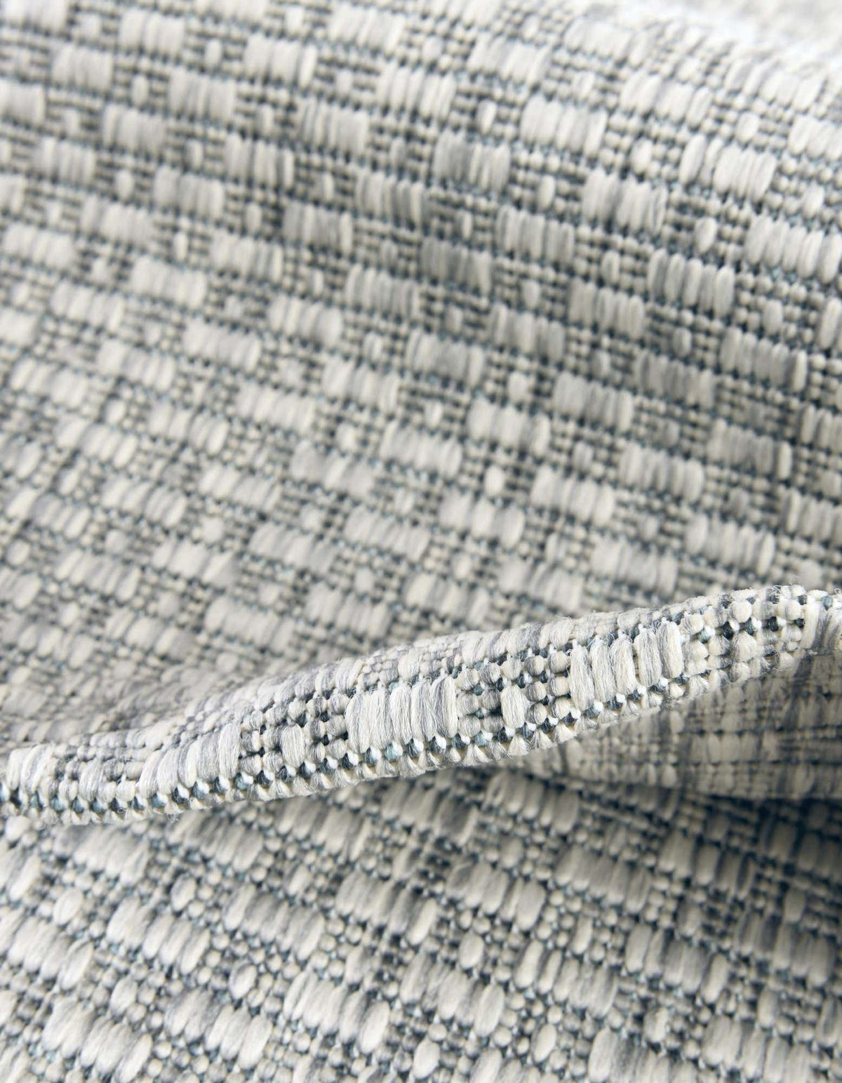 Rund Outdoor Teppich Tulum Outdoor in Hellgrau von Hadorn™ - Lifestyle Image