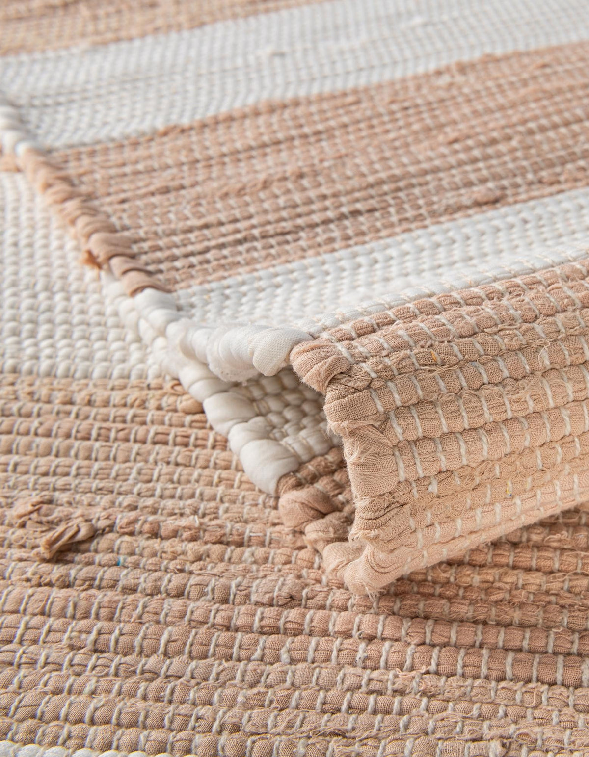 Rechteck Handgeflochten Teppich Chindi Rag in Beige von Hadorn™ - Lifestyle Image