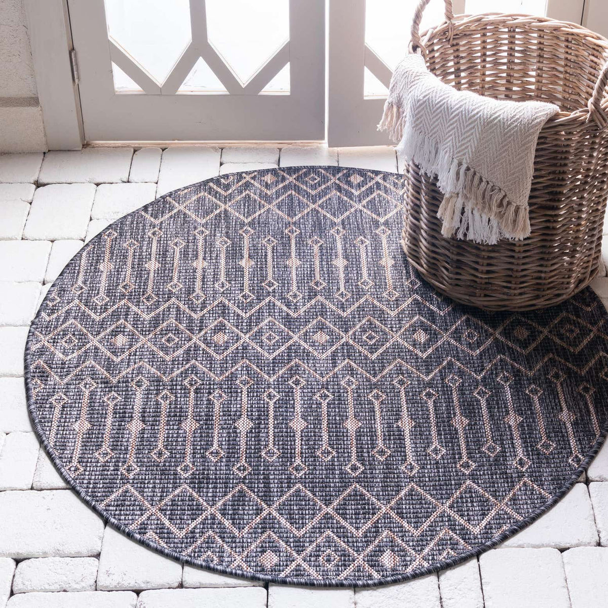 Rund Outdoor Teppich Tulum Outdoor in Anthrazit von Hadorn™ - Lifestyle Image