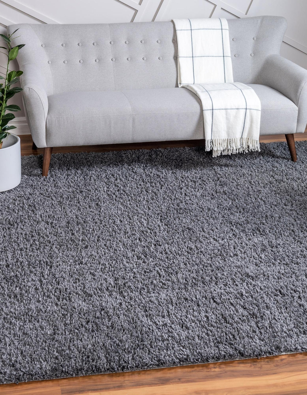 Quadratisch Hochflorteppich Zermatt Shag in Grau von Hadorn™ - Lifestyle Image