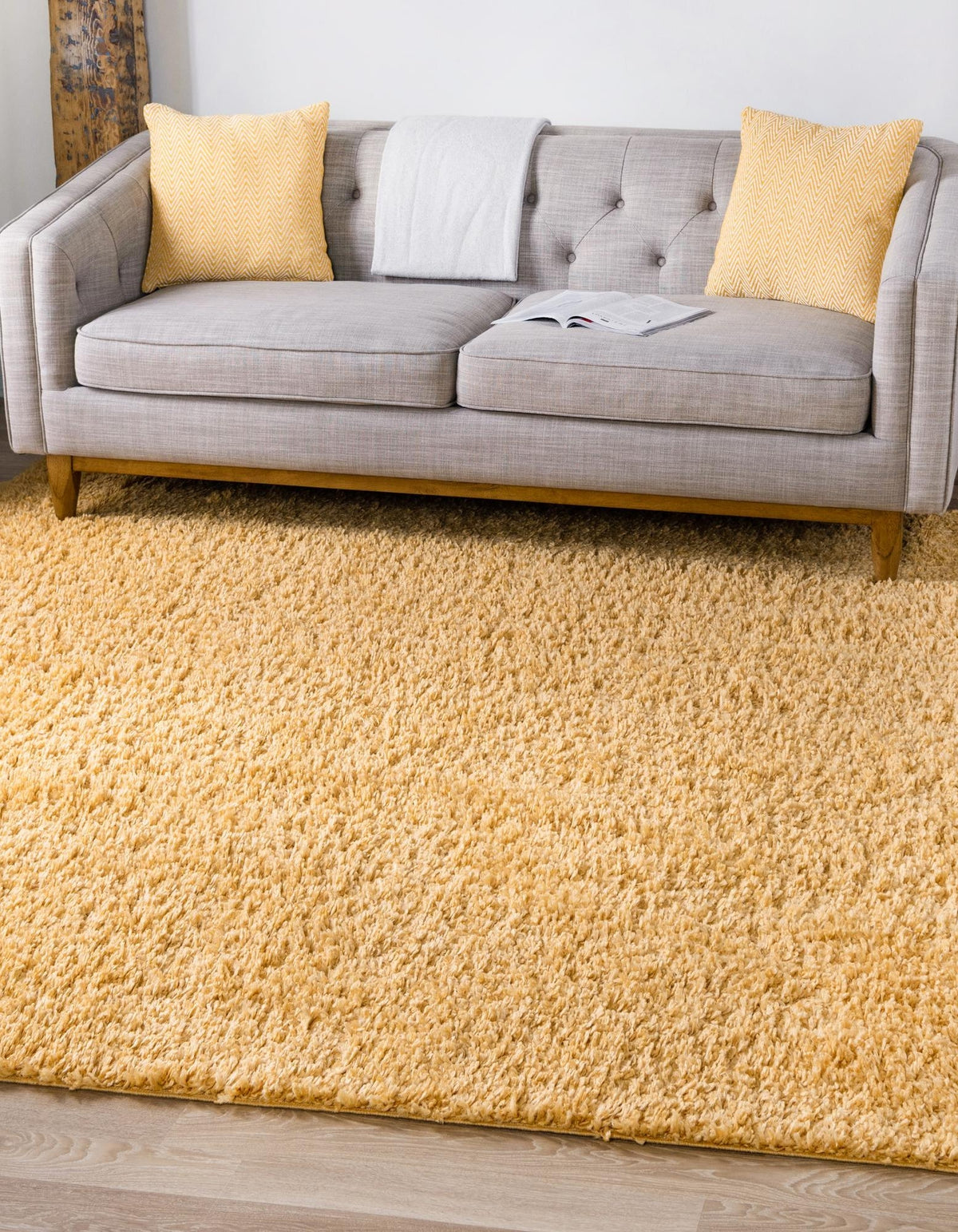 Quadratisch Hochflorteppich Zermatt Shag in Gelb von Hadorn™ - Lifestyle Image