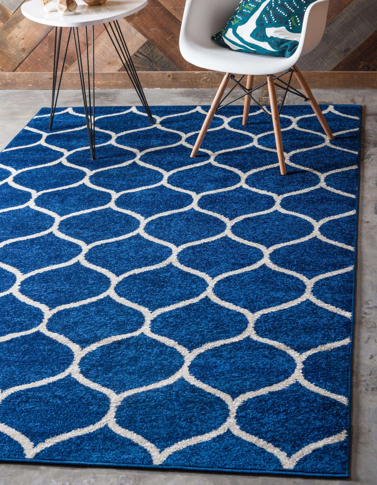 Rechteck Teppich Trellis Frieze in Marineblau von Hadorn™ - Lifestyle Image