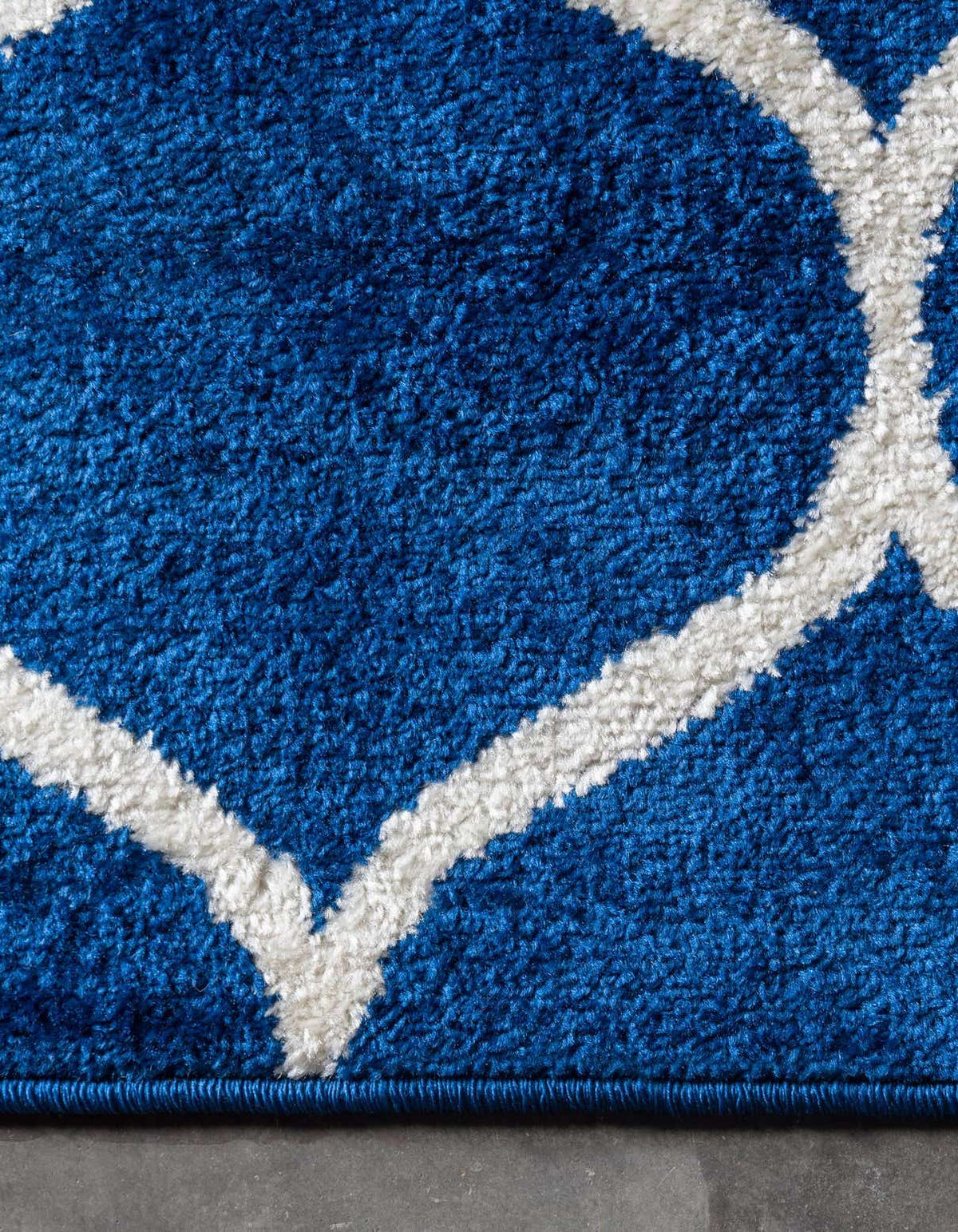 Rechteck Teppich Trellis Frieze in Marineblau von Hadorn™ - Lifestyle Image