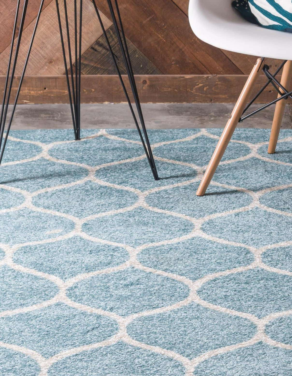 Rechteck Teppich Trellis Frieze in Hellblau von Hadorn™ - Lifestyle Image