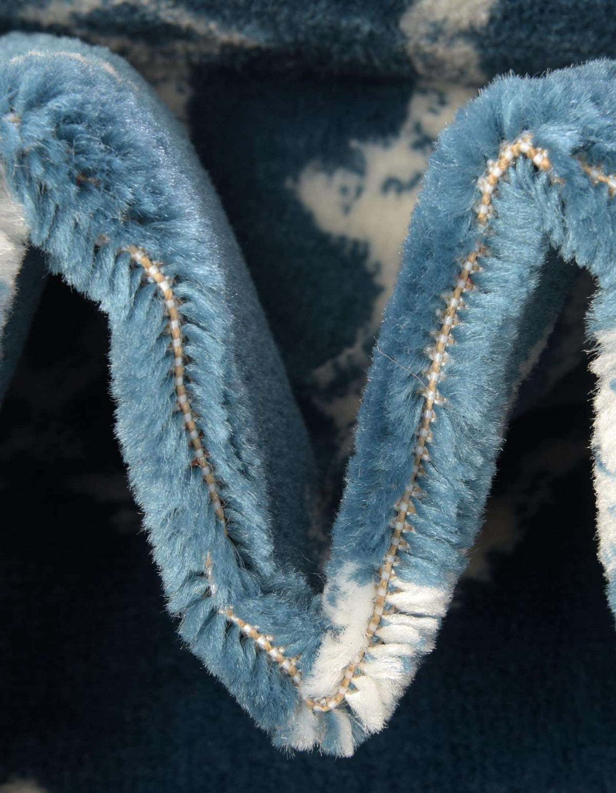 Rechteck Teppich Kasbah Trellis in Blau von Hadorn™ - Lifestyle Image