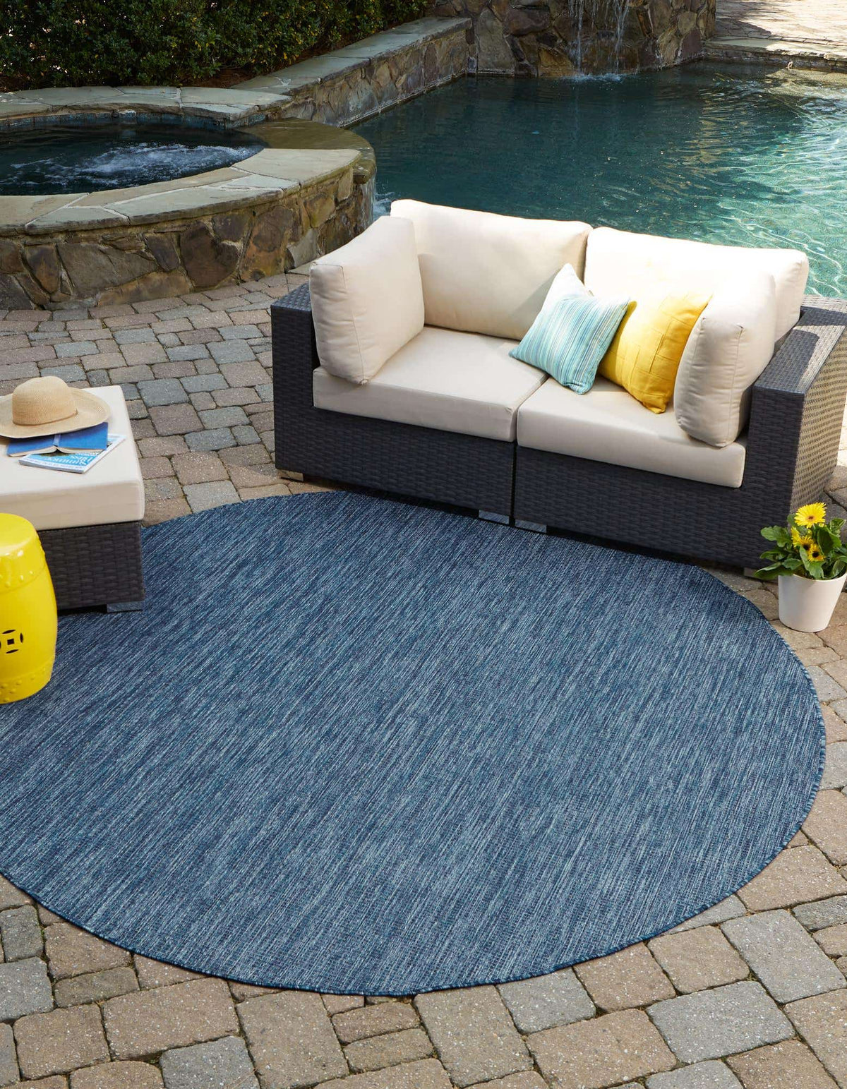 Rund Outdoor Teppich Tulum Outdoor in Blau von Hadorn™ - Lifestyle Image