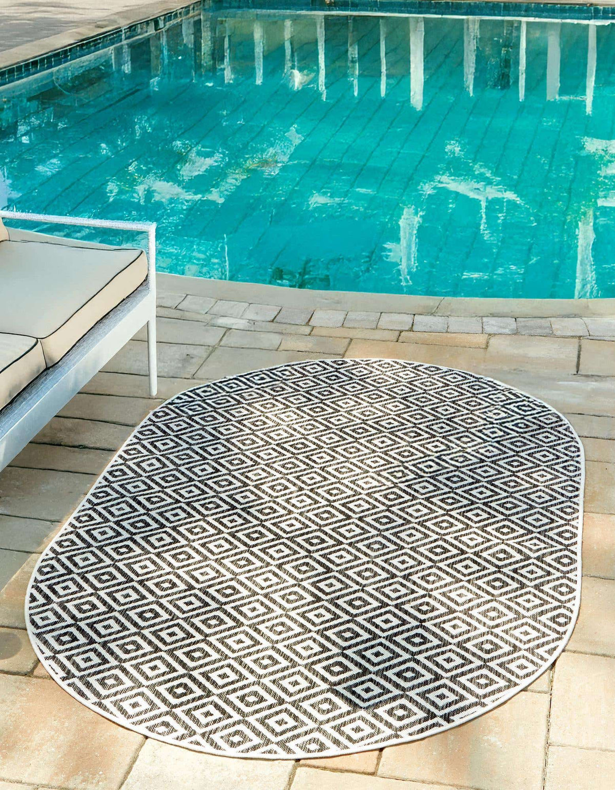 Oval Outdoor Teppich Tulum Outdoor in Anthrazit von Hadorn™ - Lifestyle Image
