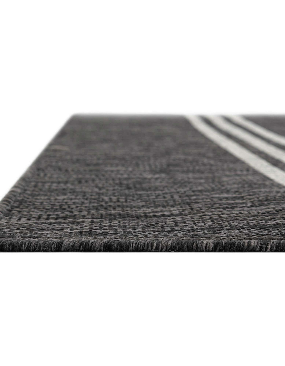 Quadratisch Outdoor Teppich Tulum Outdoor in Holzkohle von Hadorn™ - Lifestyle Image