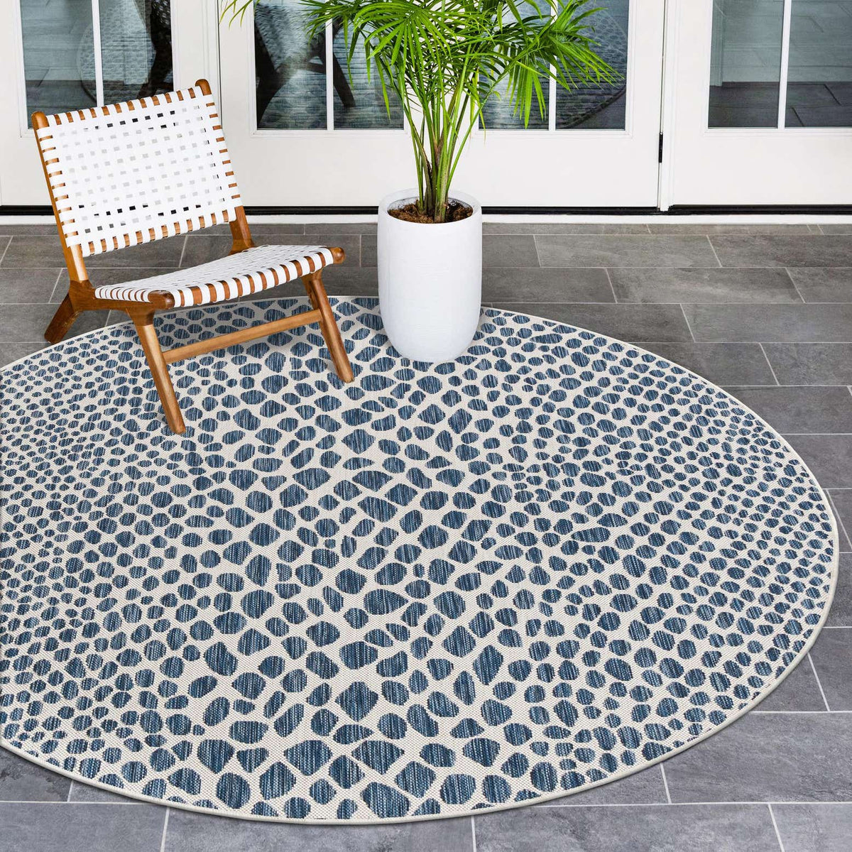Rund Outdoor Teppich Tulum Outdoor in Blau von Hadorn™ - Lifestyle Image