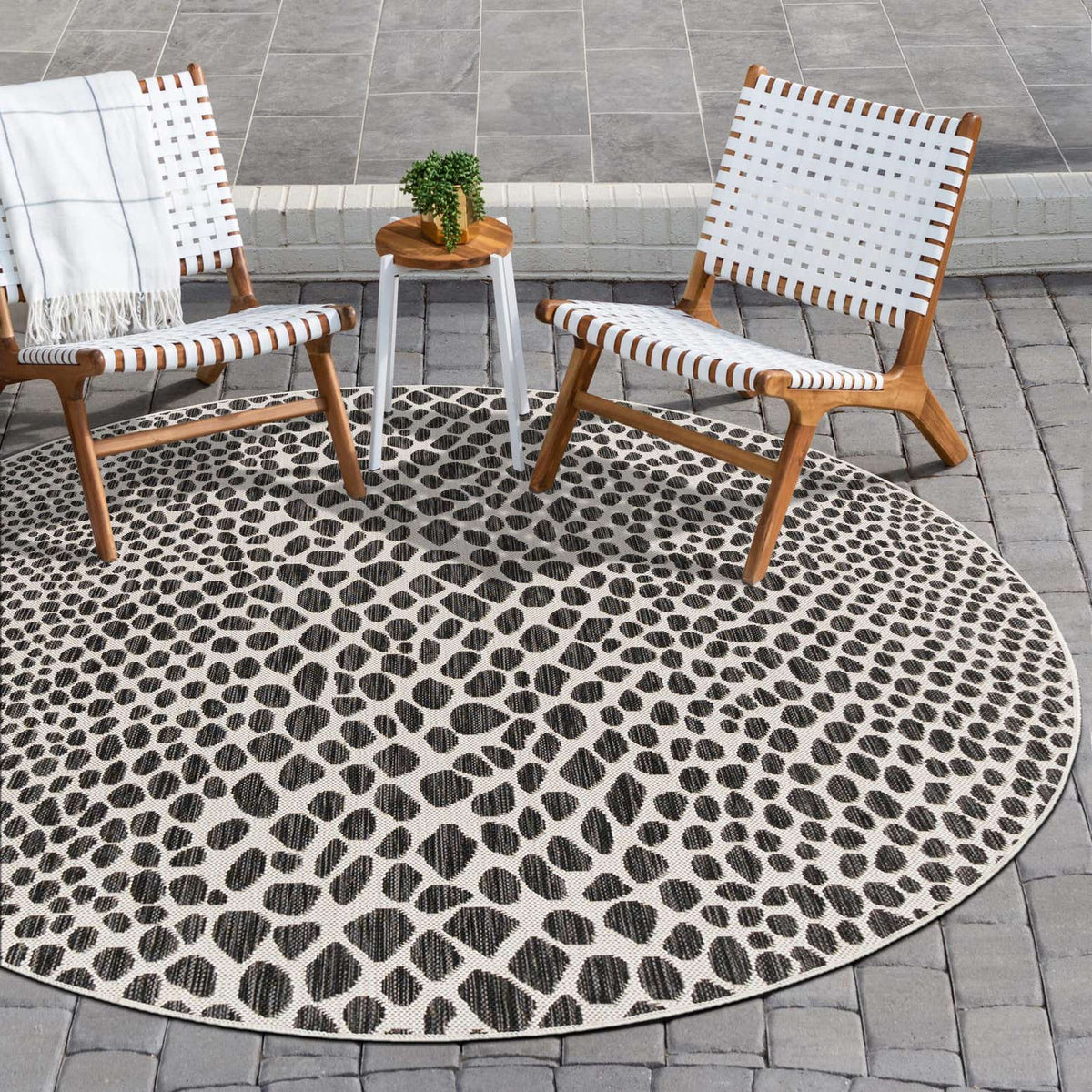 Rund Outdoor Teppich Tulum Outdoor in Schwarz von Hadorn™ - Lifestyle Image