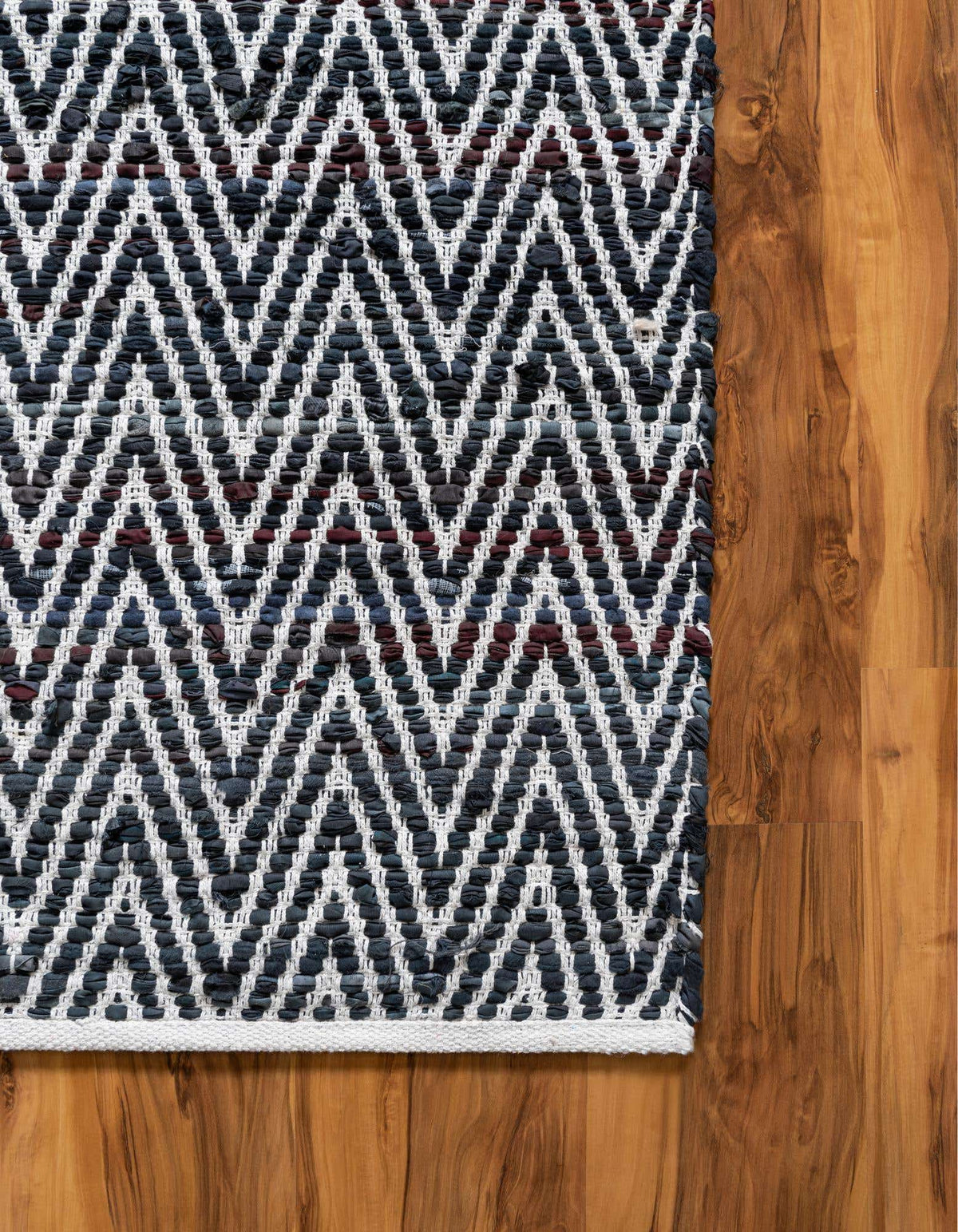 Rechteck Handgeflochten Teppich Chindi Chevron in Schwarz und Weiss von Hadorn™ - Lifestyle Image