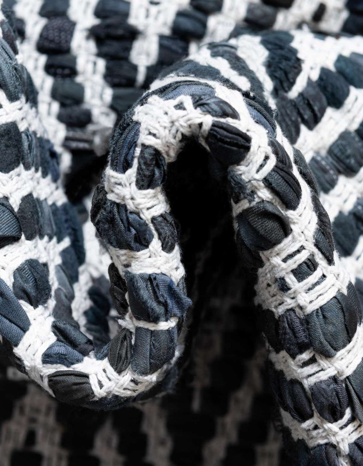 Läufer Handgeflochten Teppich Chindi Chevron in Schwarz und Weiss von Hadorn™ - Lifestyle Image