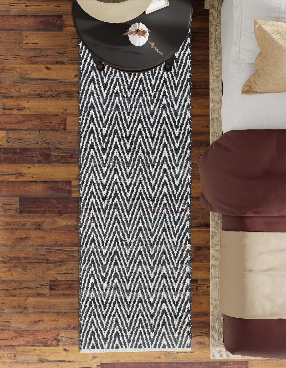 Läufer Handgeflochten Teppich Chindi Chevron in Schwarz und Weiss von Hadorn™ - Lifestyle Image
