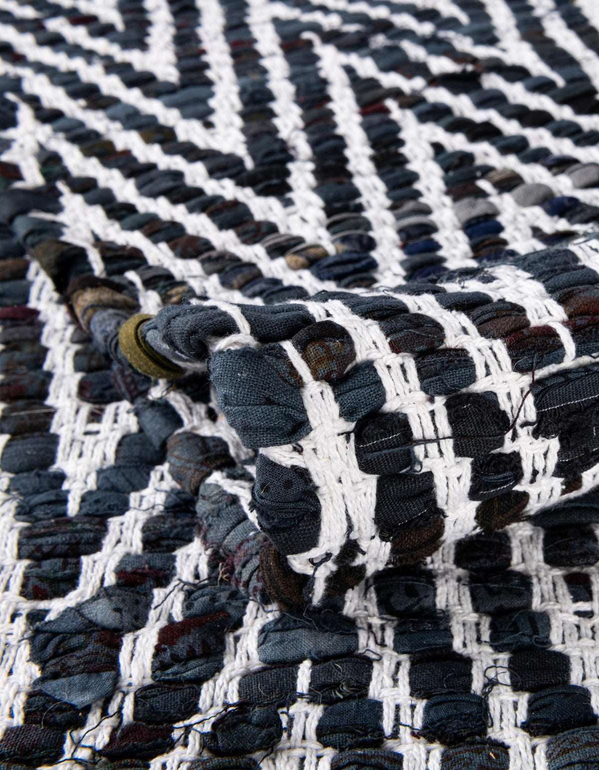 Läufer Handgeflochten Teppich Chindi Chevron in Schwarz und Weiss von Hadorn™ - Lifestyle Image