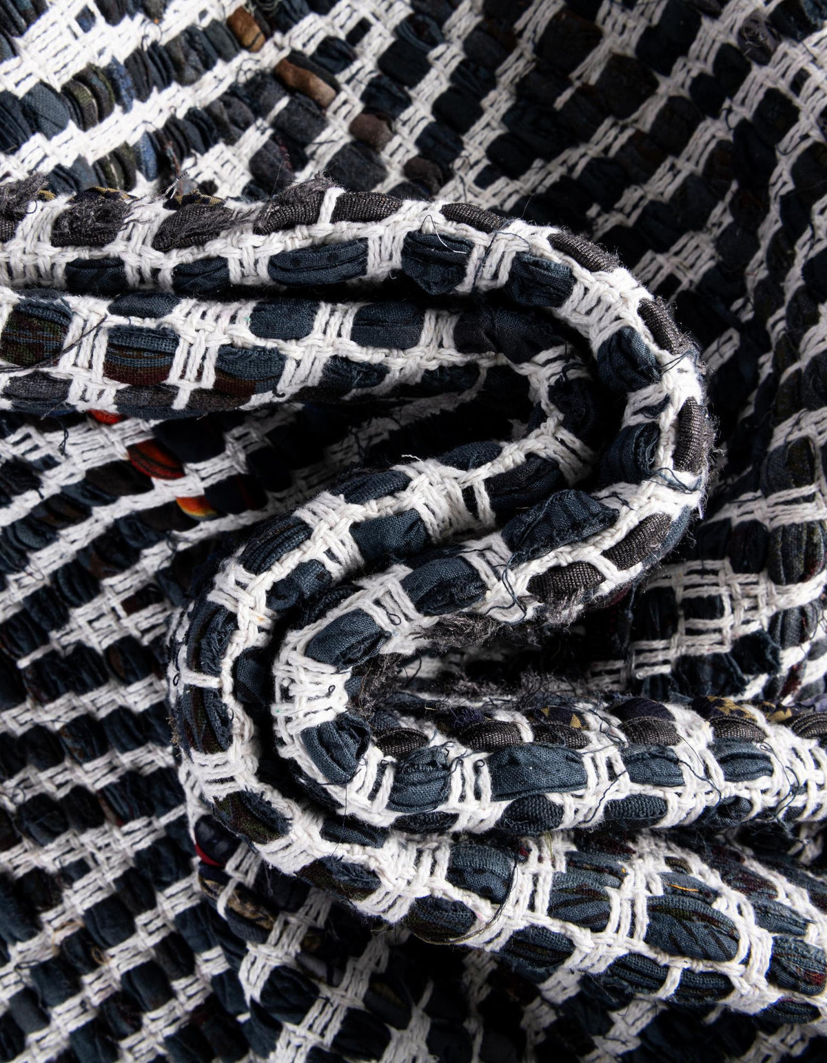 Läufer Handgeflochten Teppich Chindi Chevron in Schwarz und Weiss von Hadorn™ - Lifestyle Image