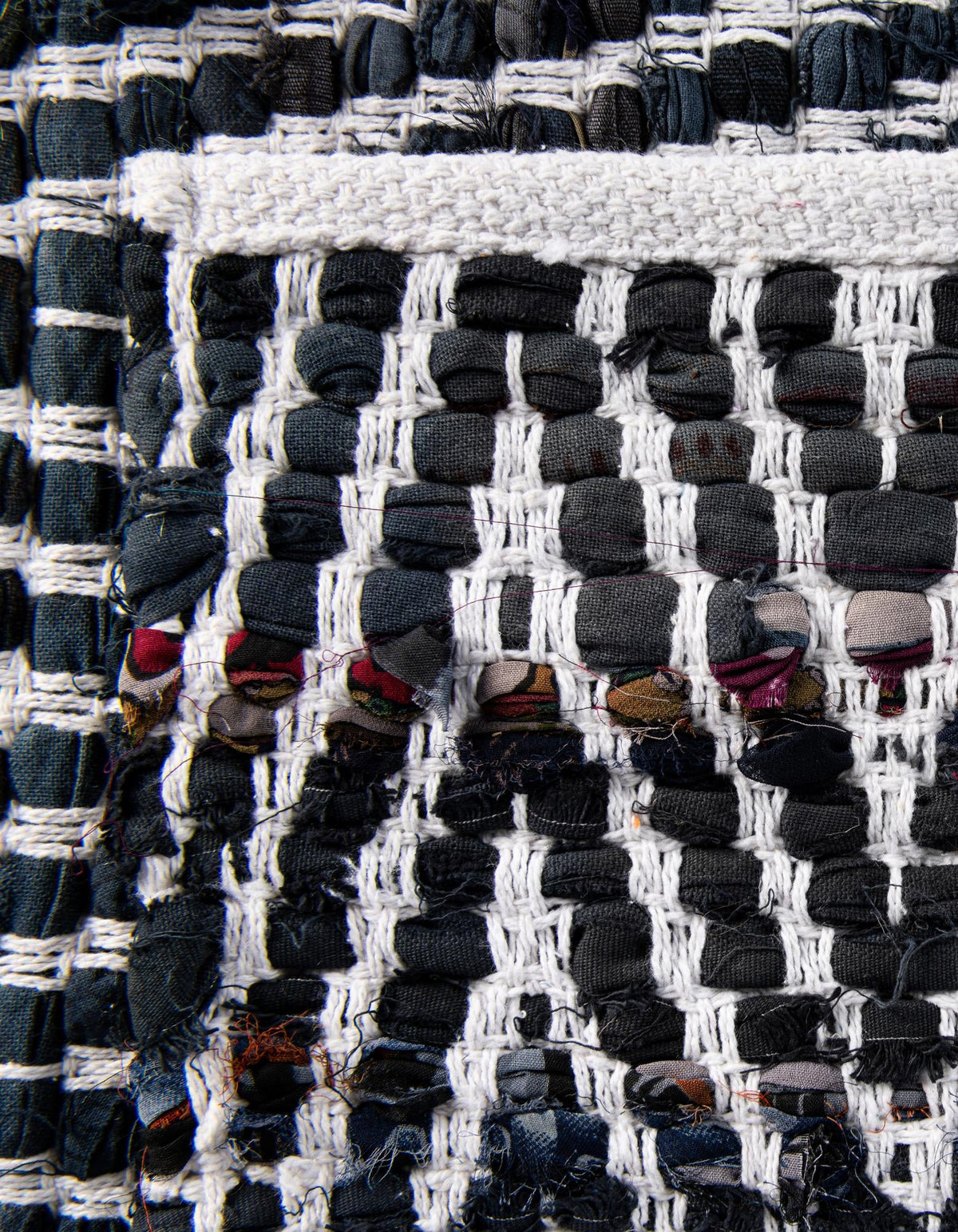 Läufer Handgeflochten Teppich Chindi Chevron in Schwarz und Weiss von Hadorn™ - Lifestyle Image