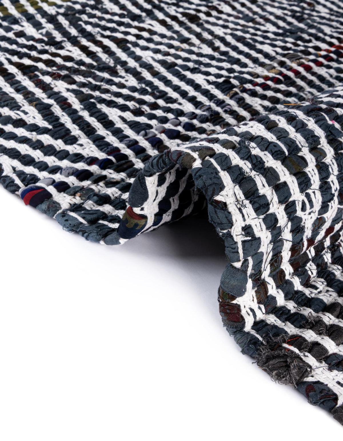 Läufer Handgeflochten Teppich Chindi Chevron in Schwarz und Weiss von Hadorn™ - Lifestyle Image