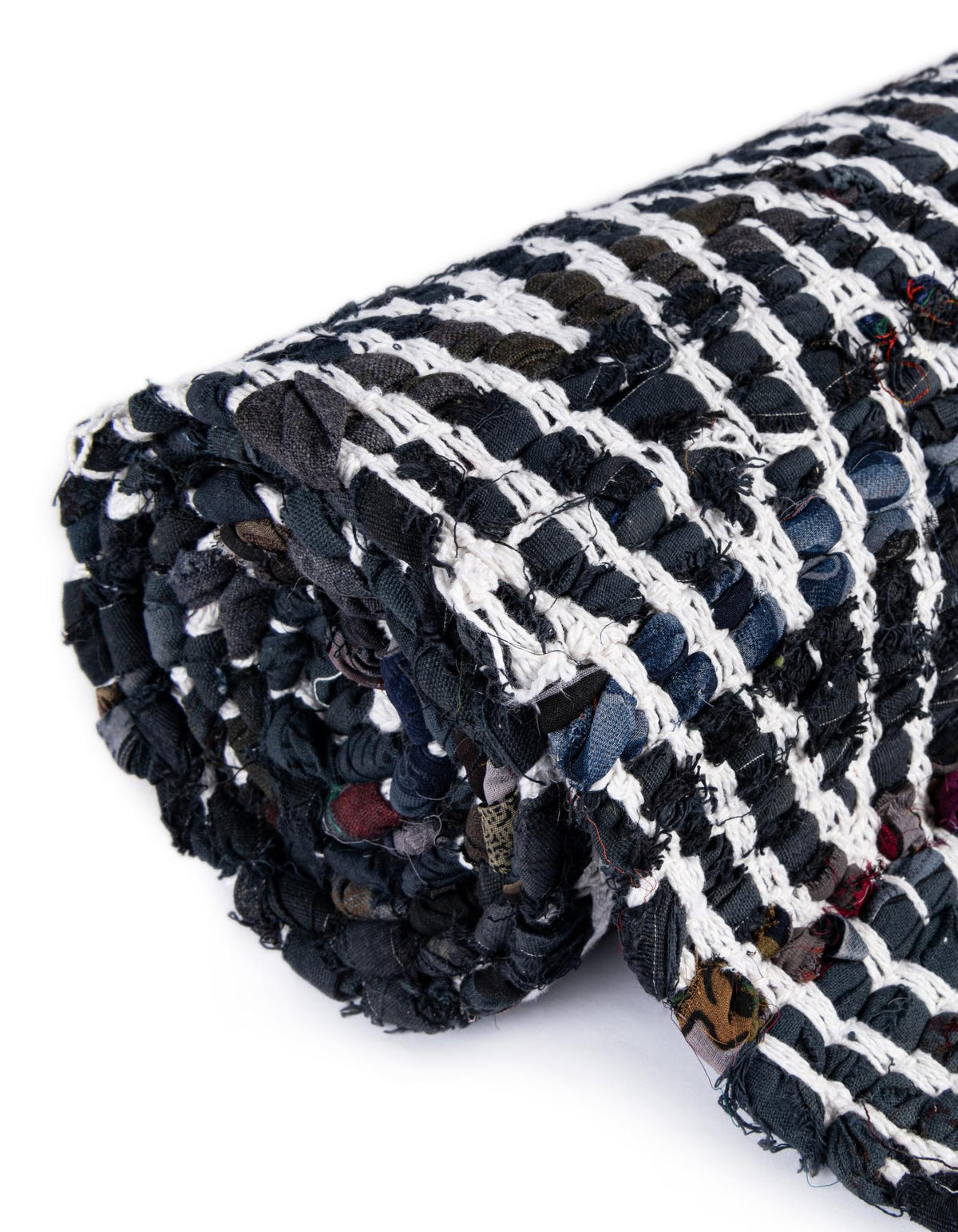 Läufer Handgeflochten Teppich Chindi Chevron in Schwarz und Weiss von Hadorn™ - Lifestyle Image