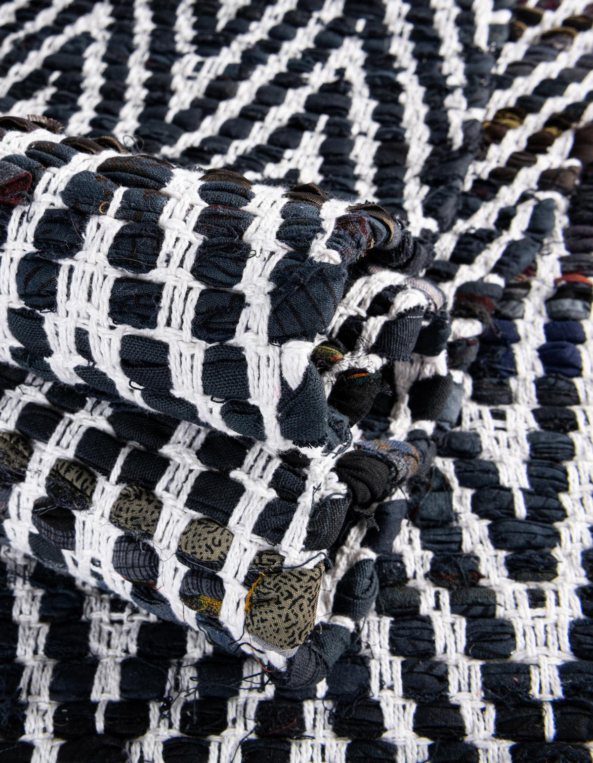 Läufer Handgeflochten Teppich Chindi Chevron in Schwarz und Weiss von Hadorn™ - Lifestyle Image