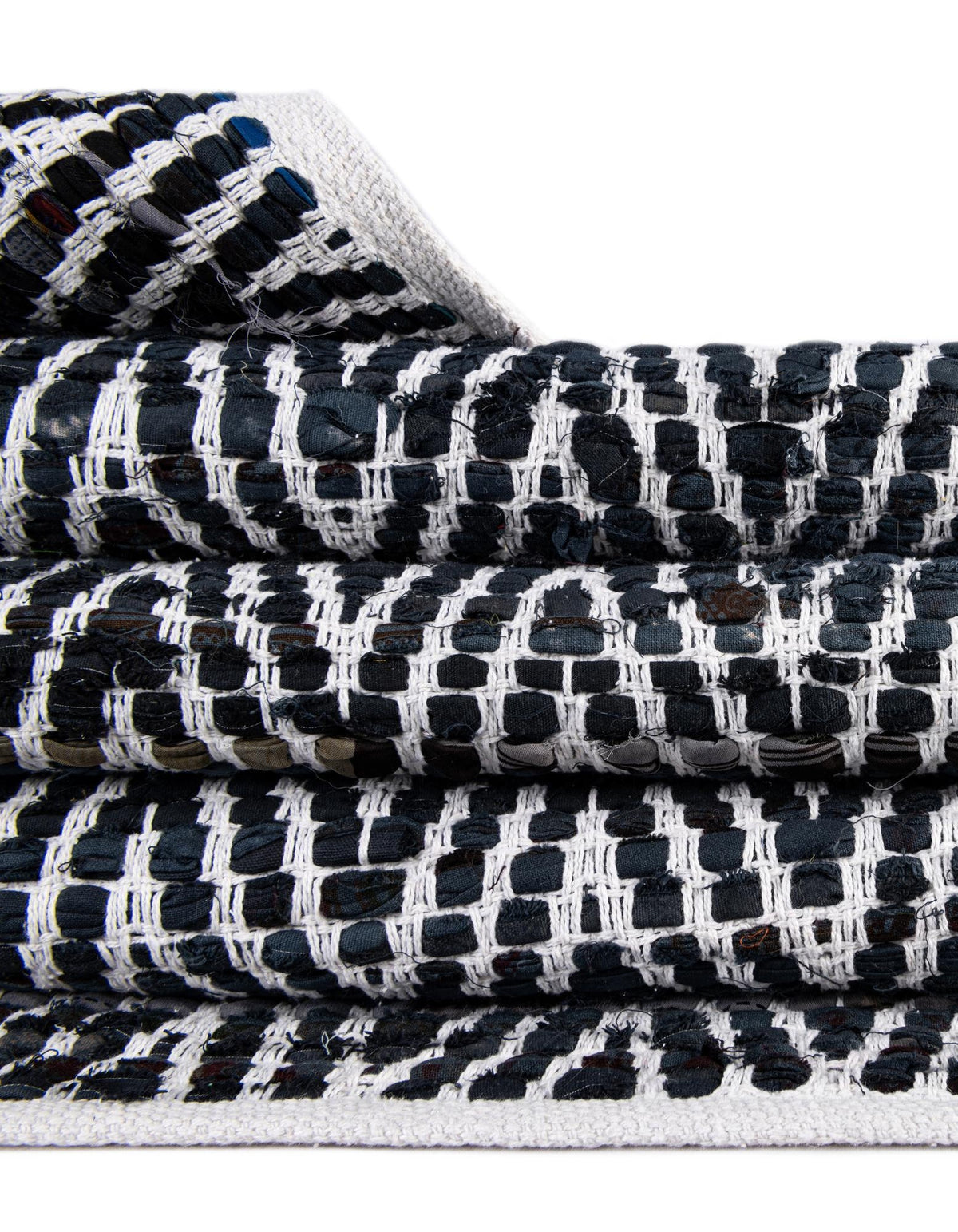 Läufer Handgeflochten Teppich Chindi Chevron in Schwarz und Weiss von Hadorn™ - Lifestyle Image