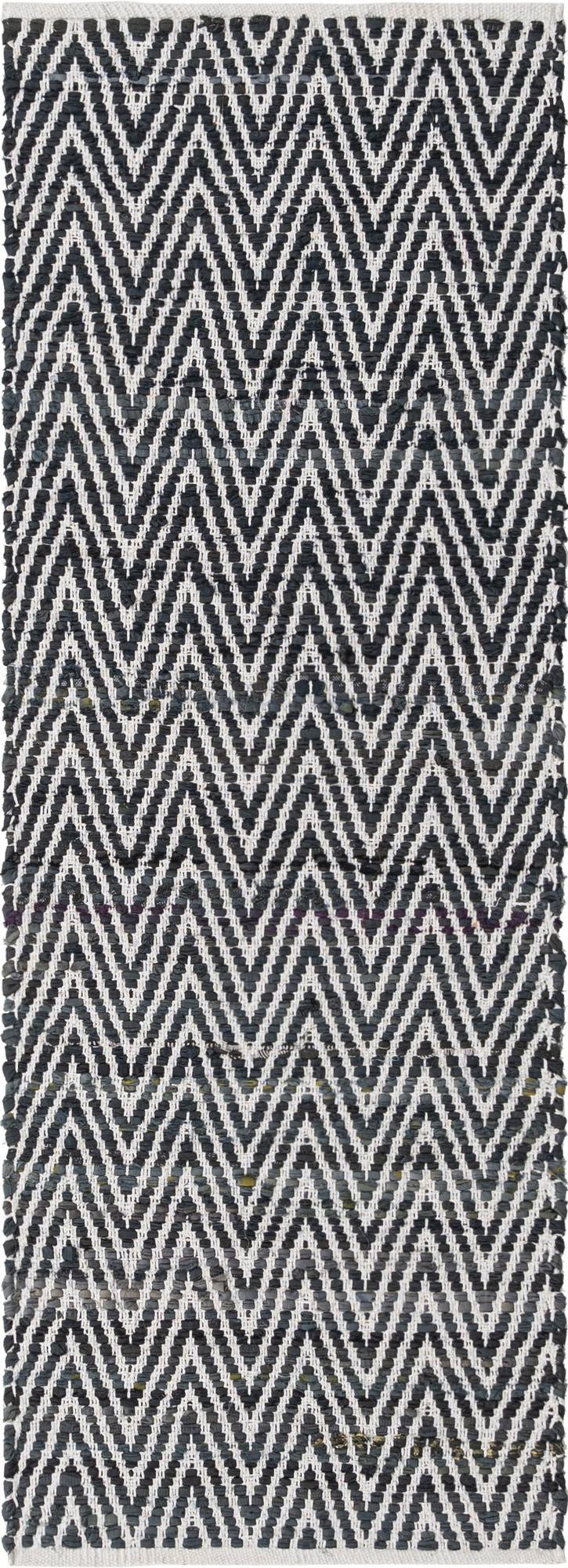 Läufer Handgeflochten Teppich Chindi Chevron in Schwarz und Weiss von Hadorn™ - Lifestyle Image