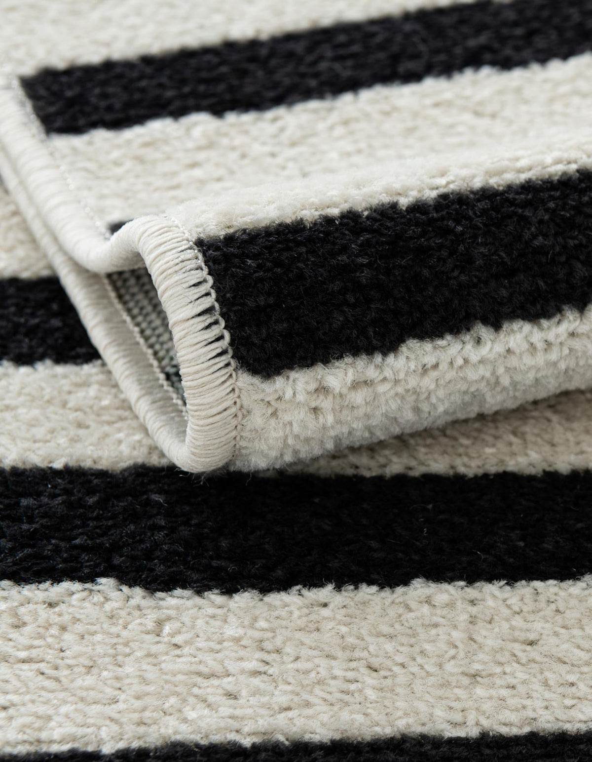 Quadratisch Teppich Tribeca in Schwarz von Hadorn™ - Lifestyle Image
