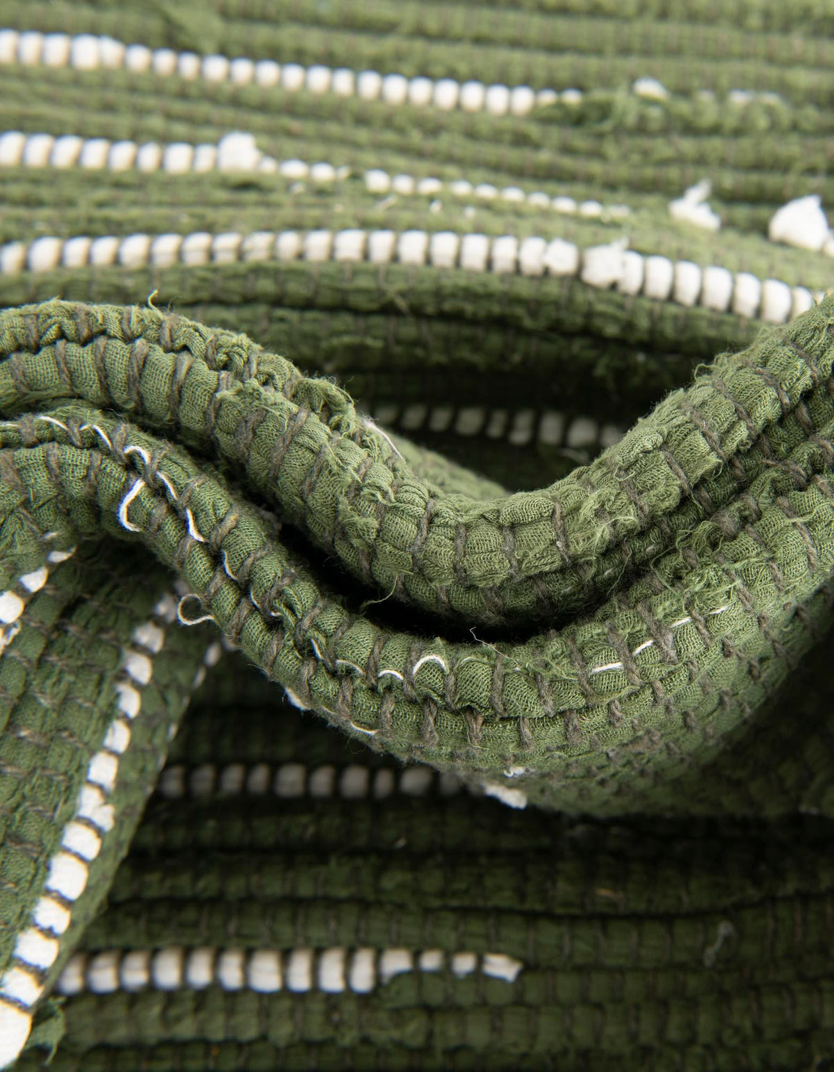 Rechteck Handgeflochten Teppich Chindi Cotton in Grün von Hadorn™ - Lifestyle Image
