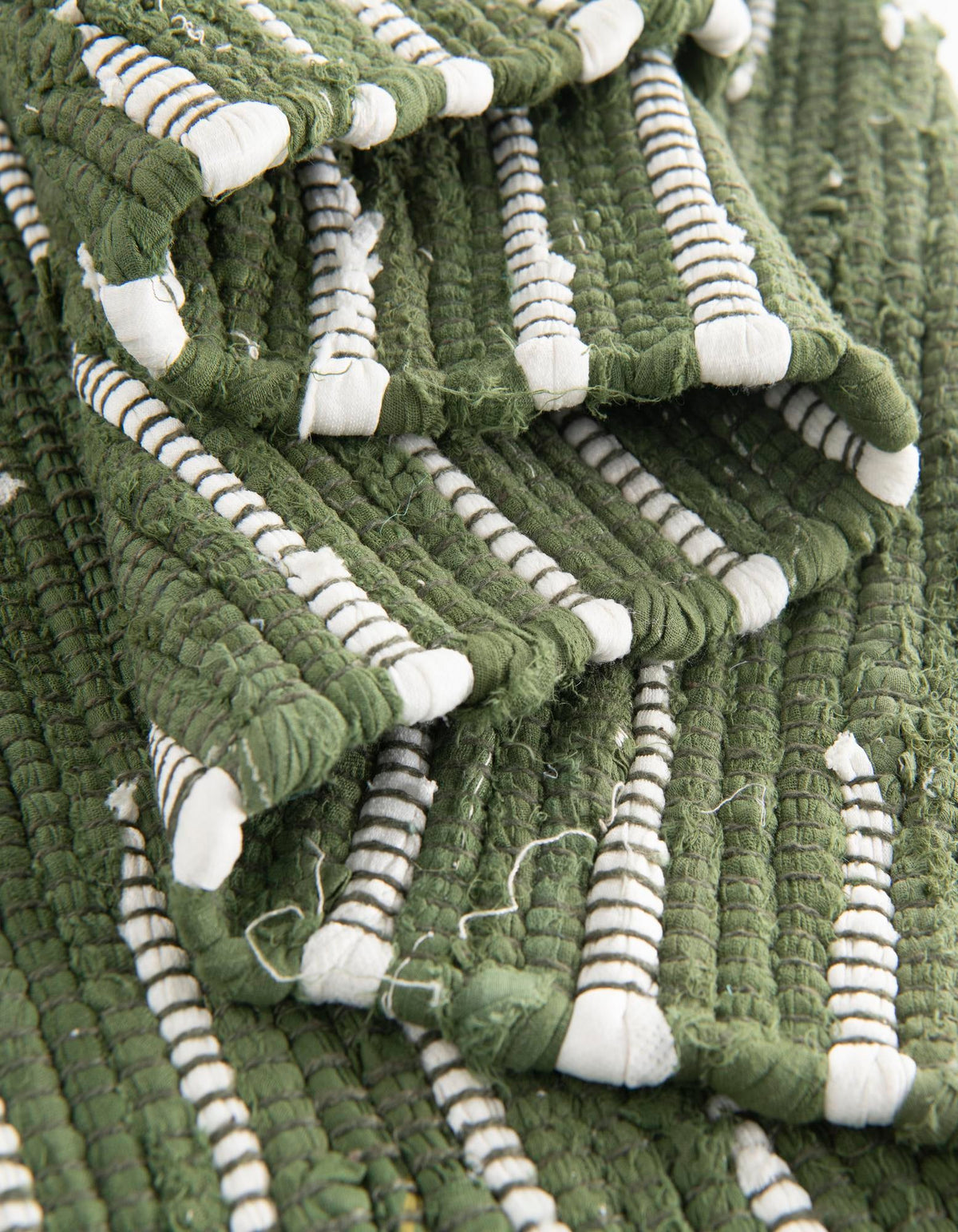 Rechteck Handgeflochten Teppich Chindi Cotton in Grün von Hadorn™ - Lifestyle Image
