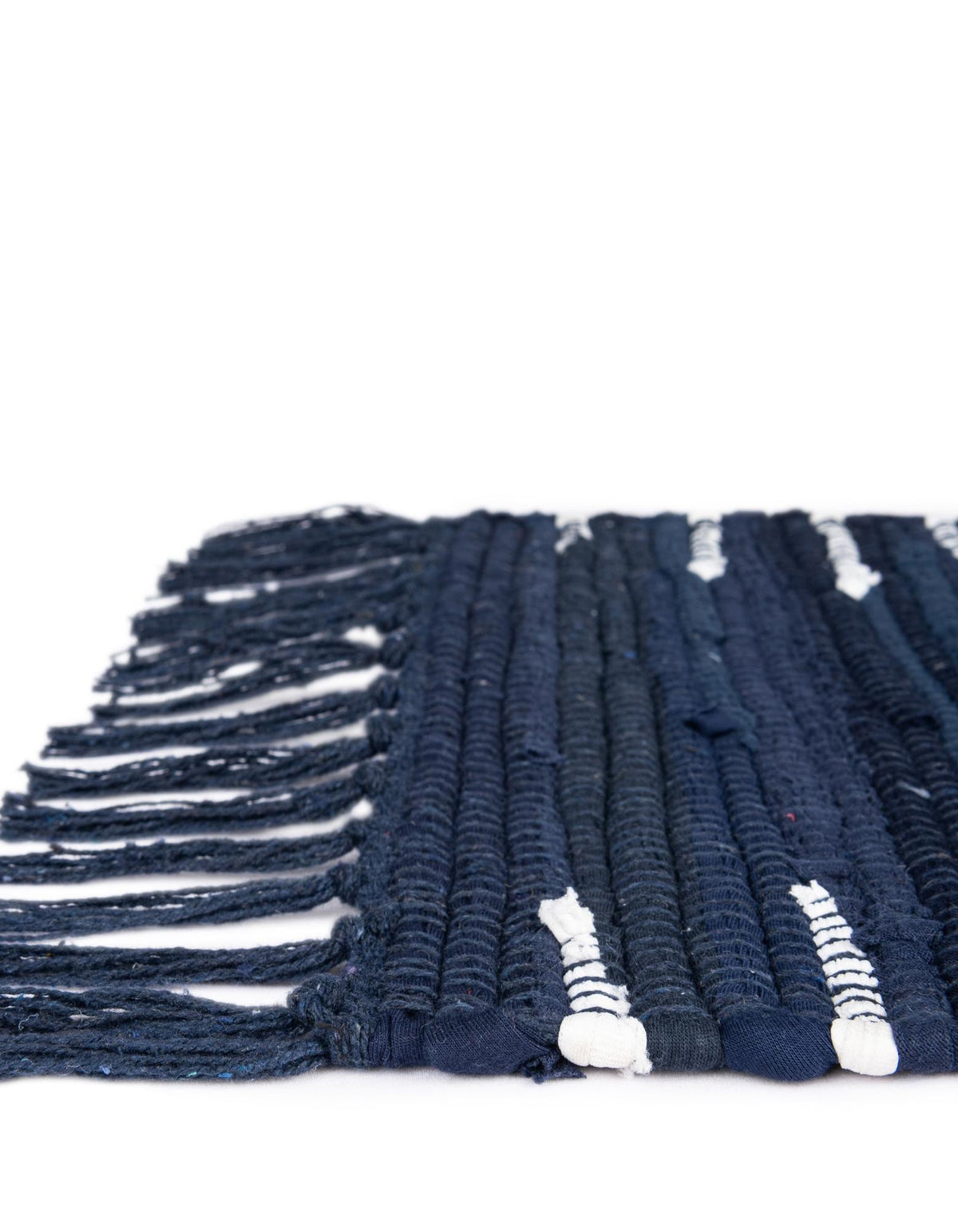 Läufer Handgeflochten Teppich Chindi Cotton in Marineblau von Hadorn™ - Lifestyle Image