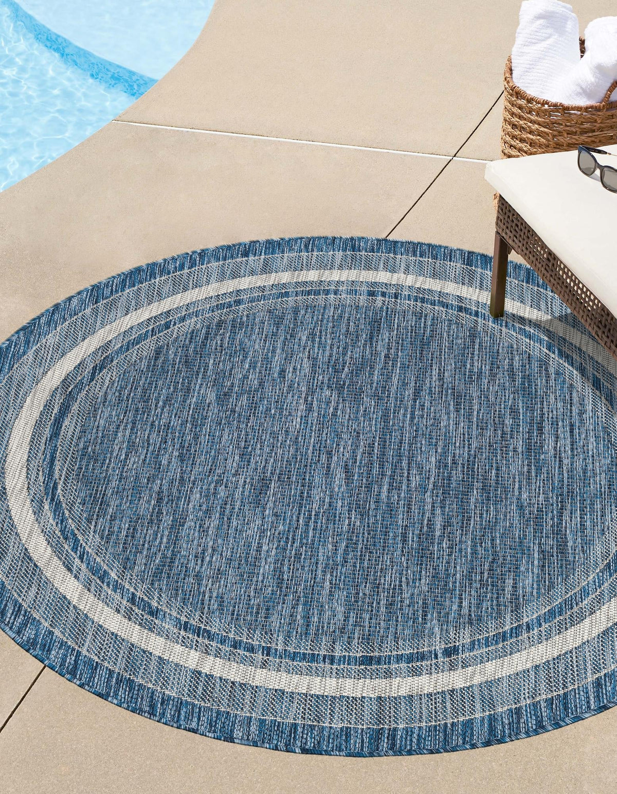 Rund Outdoor Teppich Tulum Outdoor in Blau von Hadorn™ - Lifestyle Image