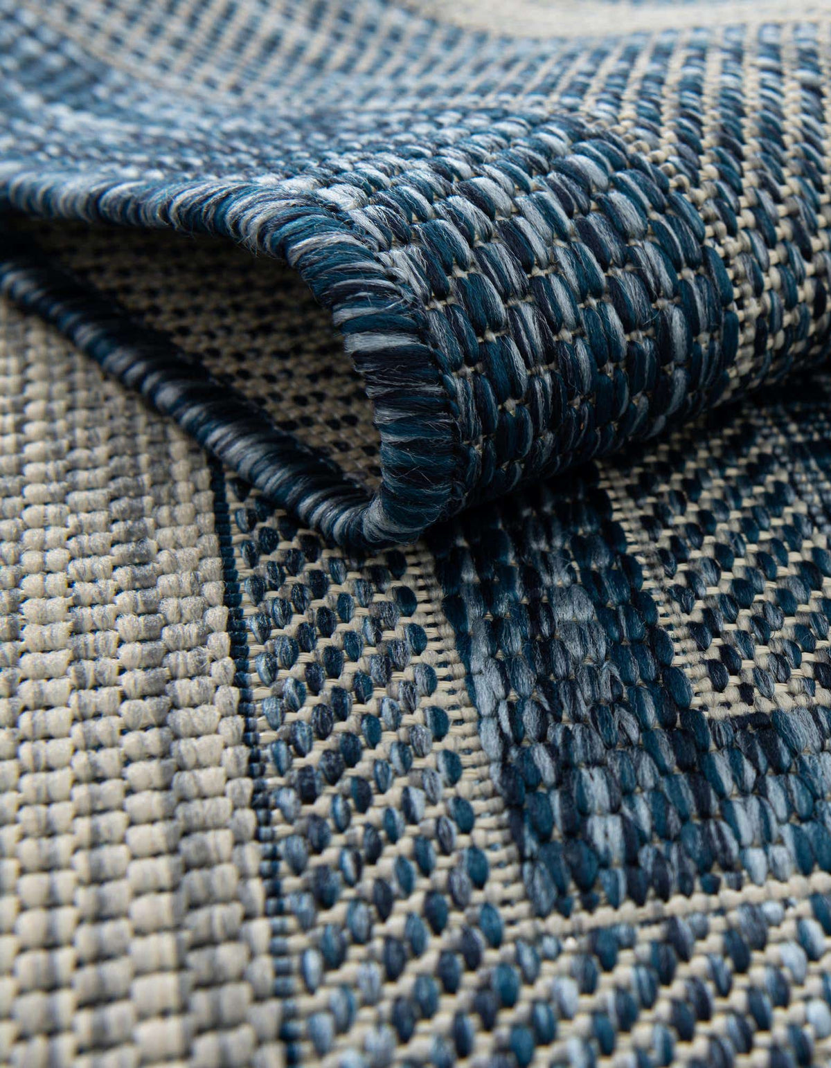 Quadratisch Outdoor Teppich Tulum Outdoor in Blau von Hadorn™ - Lifestyle Image