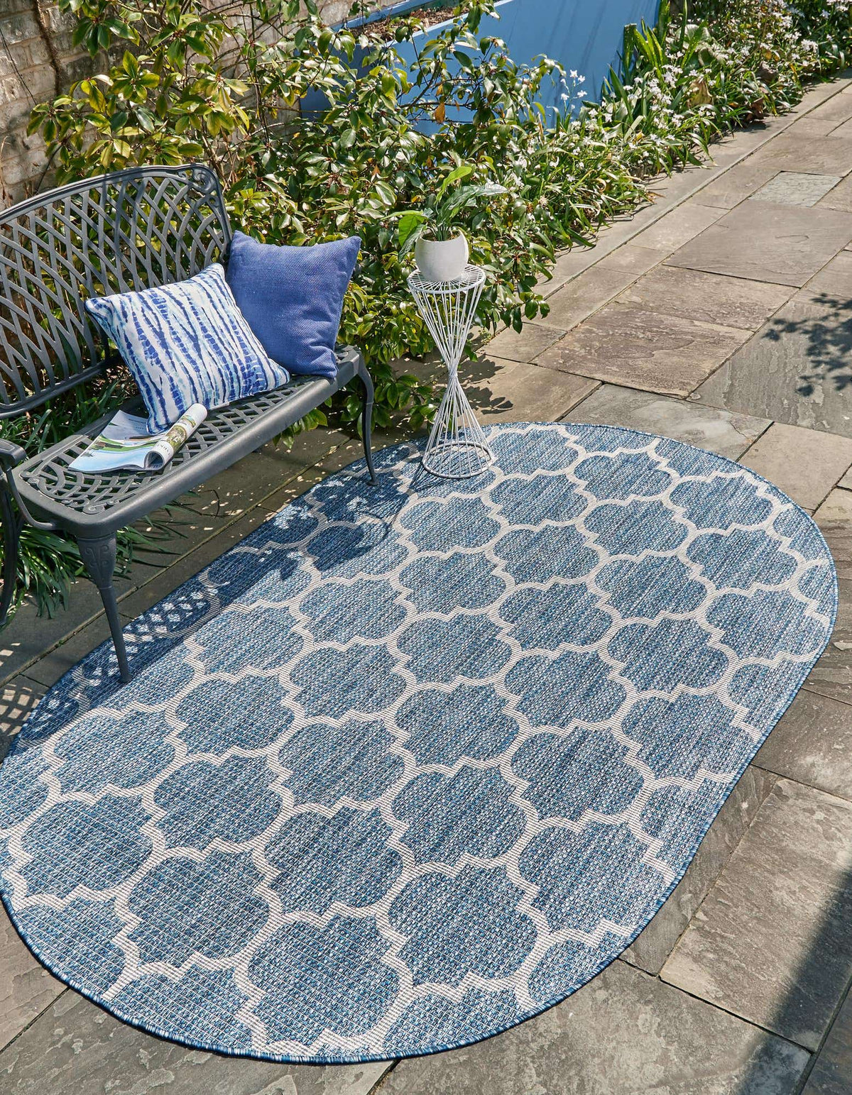 Oval Outdoor Teppich Tulum Outdoor in Marineblau von Hadorn™ - Lifestyle Image