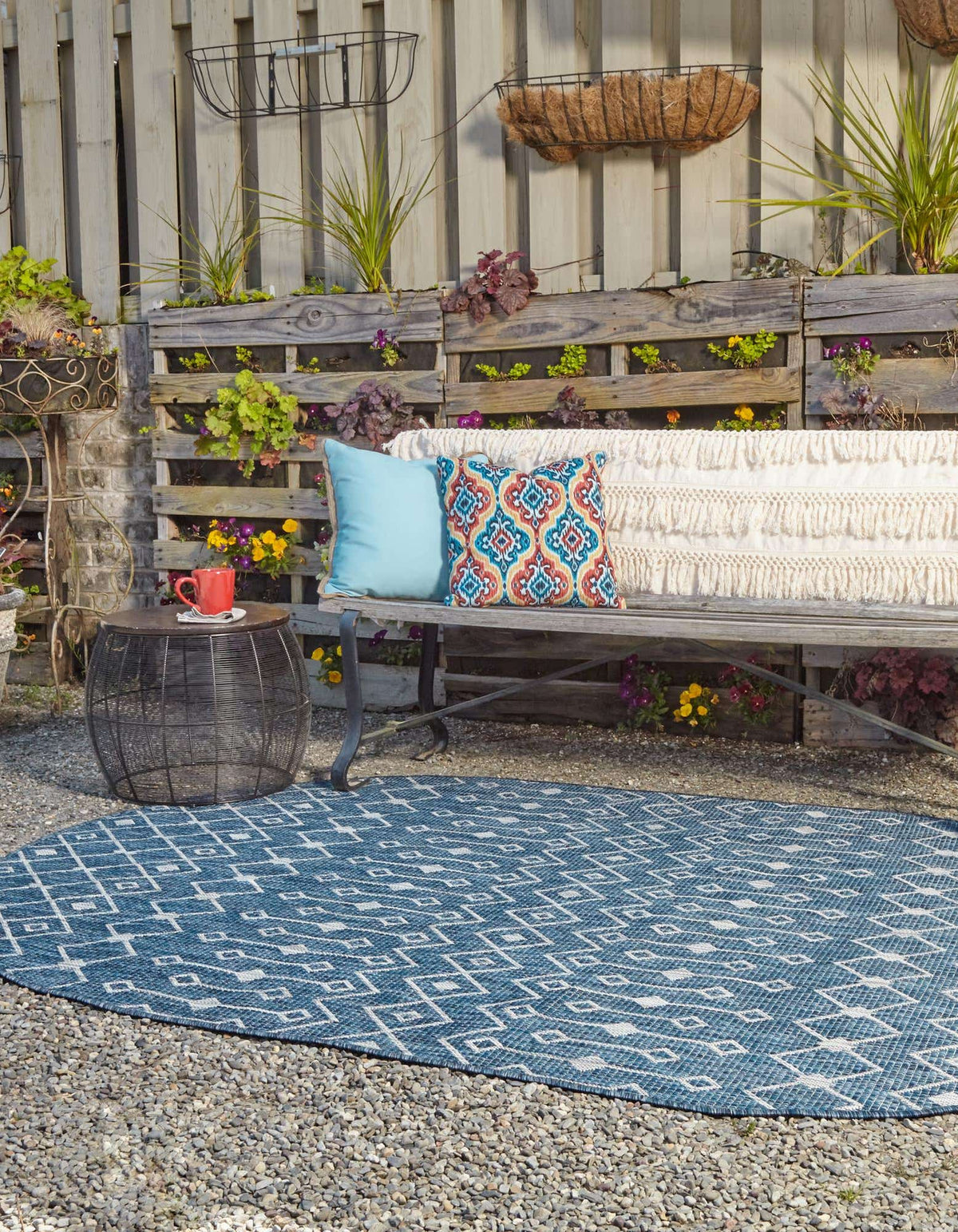 Oval Outdoor Teppich Tulum Outdoor in Blau von Hadorn™ - Lifestyle Image