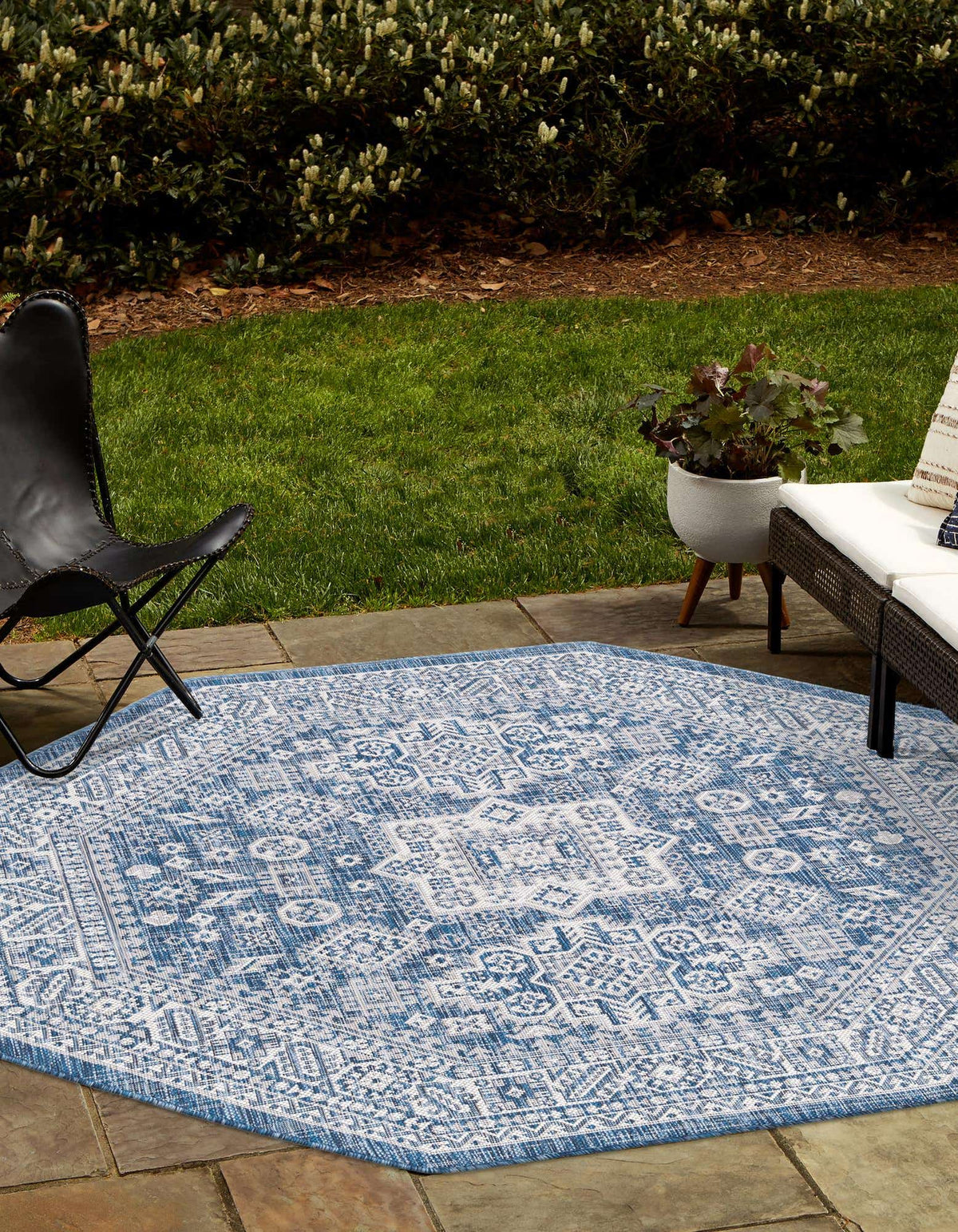Achteck Outdoor Teppich Tulum Outdoor in Blau von Hadorn™ - Lifestyle Image