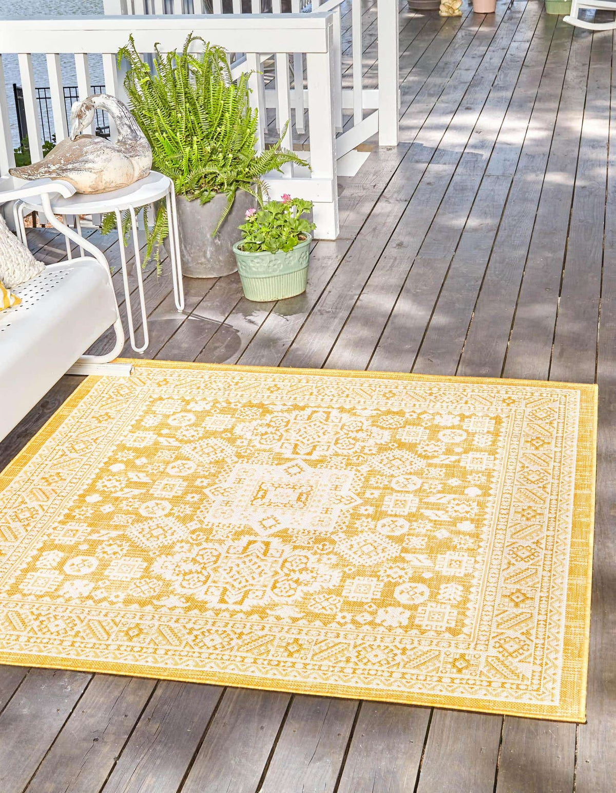 Quadratisch Outdoor Teppich Tulum Outdoor in Gelb von Hadorn™ - Lifestyle Image
