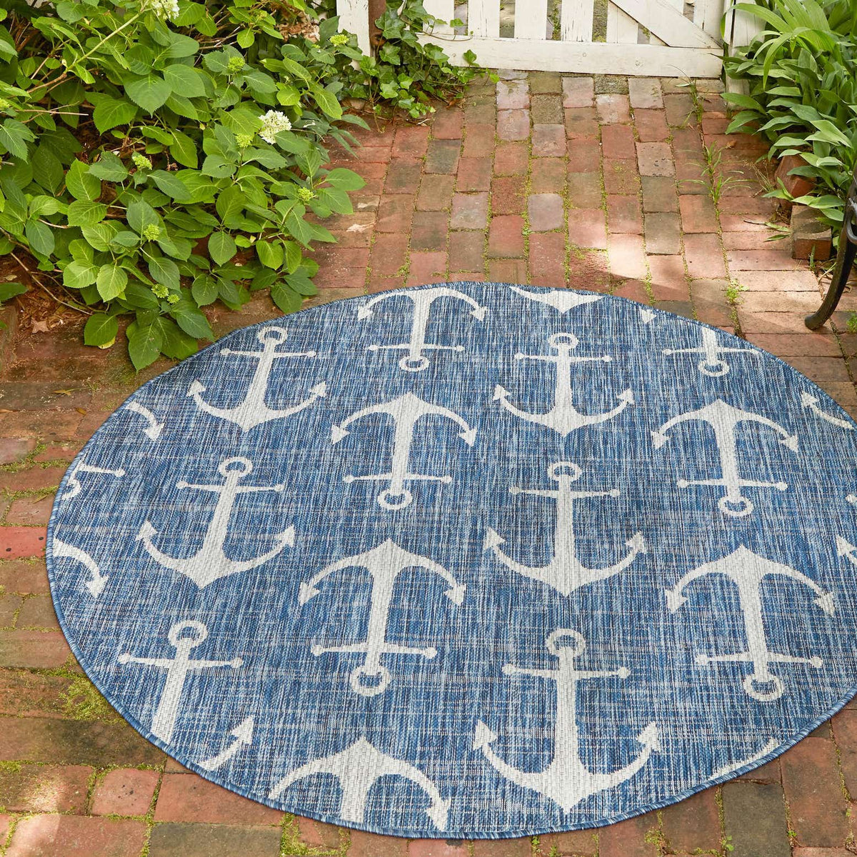 Rund Outdoor Teppich Tulum Outdoor in Blau von Hadorn™ - Lifestyle Image