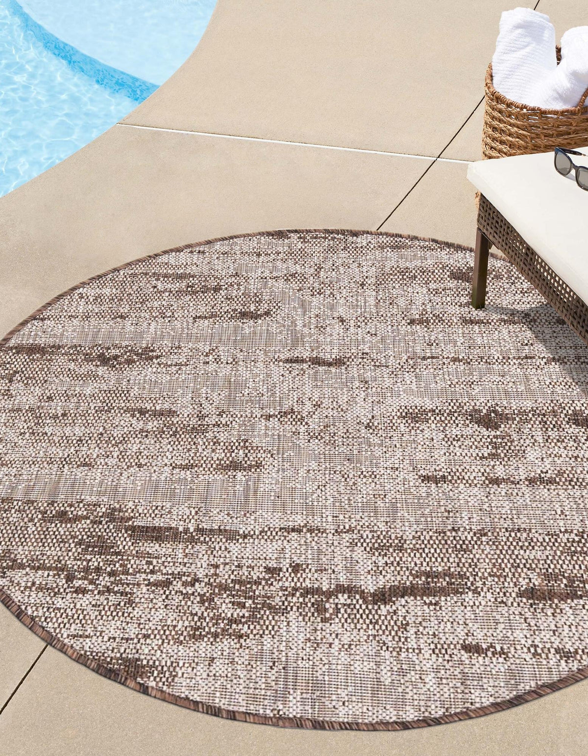 Rund Outdoor Teppich Tulum Outdoor in Braun von Hadorn™ - Lifestyle Image