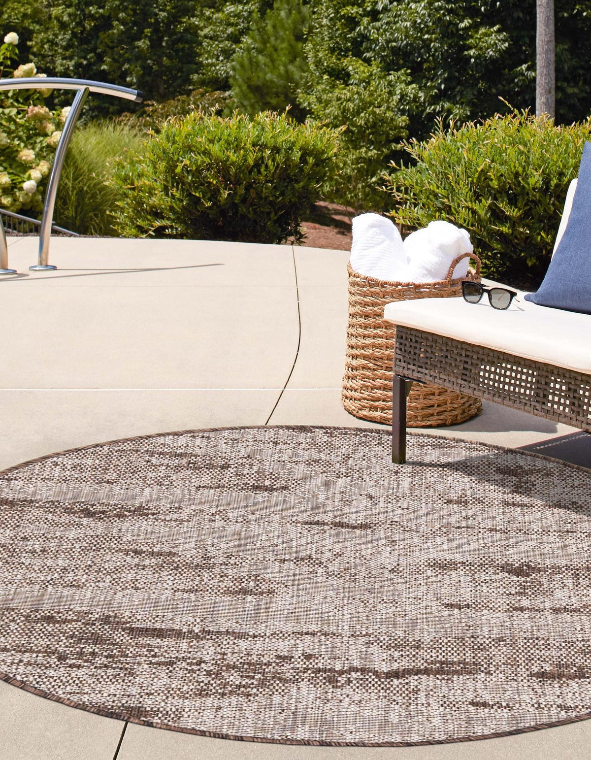 Rund Outdoor Teppich Tulum Outdoor in Braun von Hadorn™ - Lifestyle Image