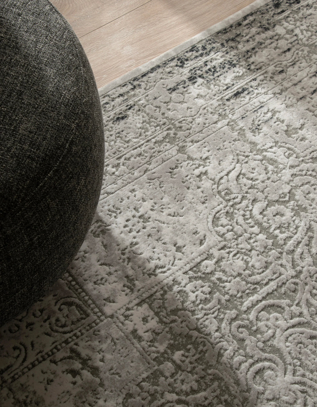 Quadratisch Teppich Davos Elegance in Grau von Hadorn™ - Lifestyle Image