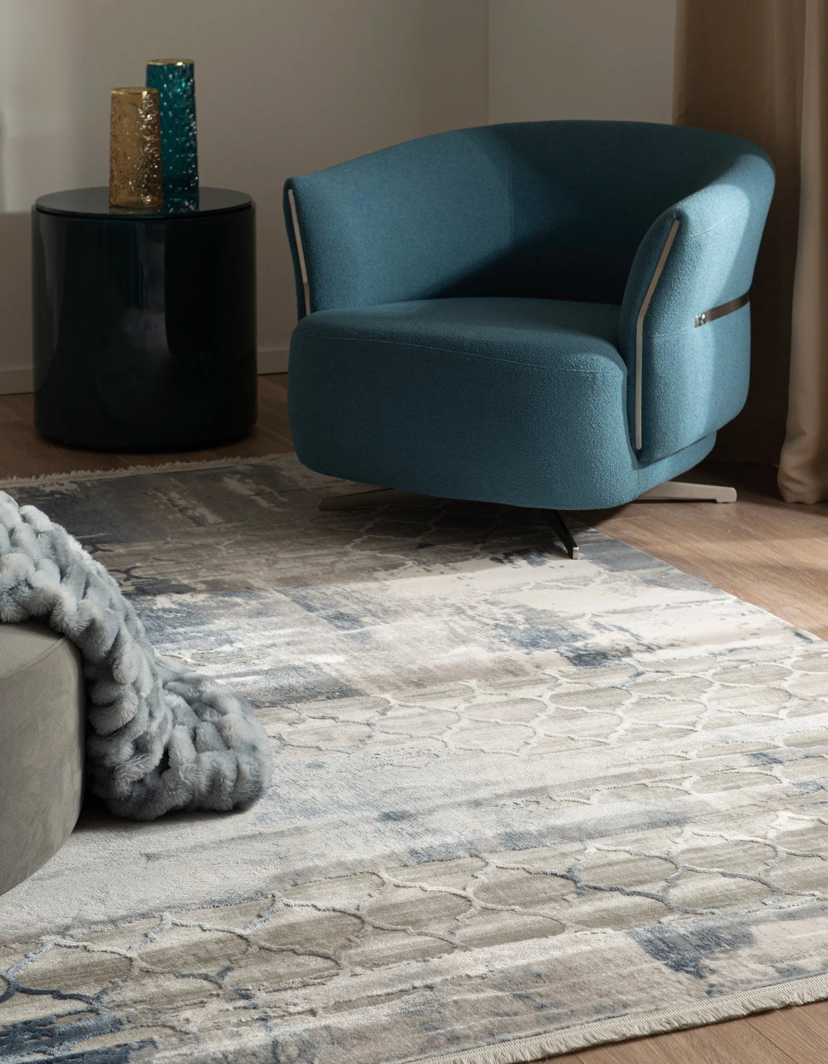 Rechteck Teppich Davos Mesh in Blau von Hadorn™ - Lifestyle Image