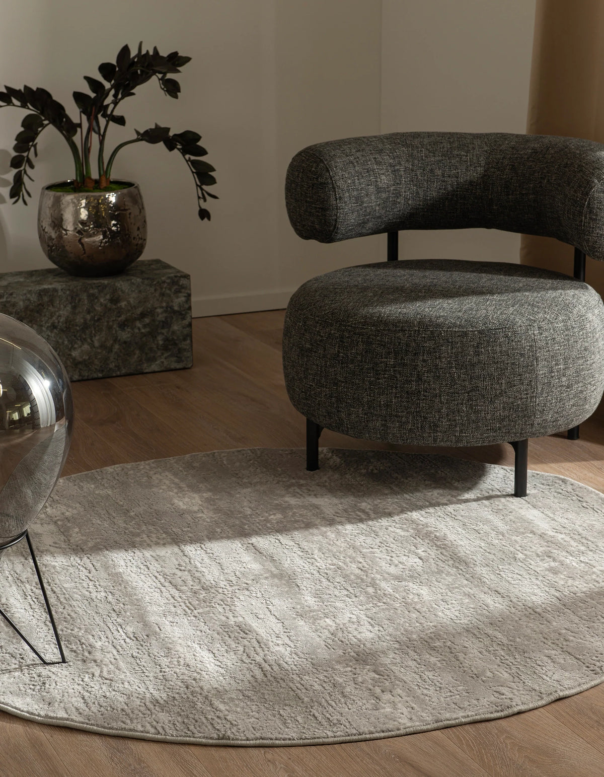 Rund Teppich Davos Deep in Grau von Hadorn™ - Lifestyle Image